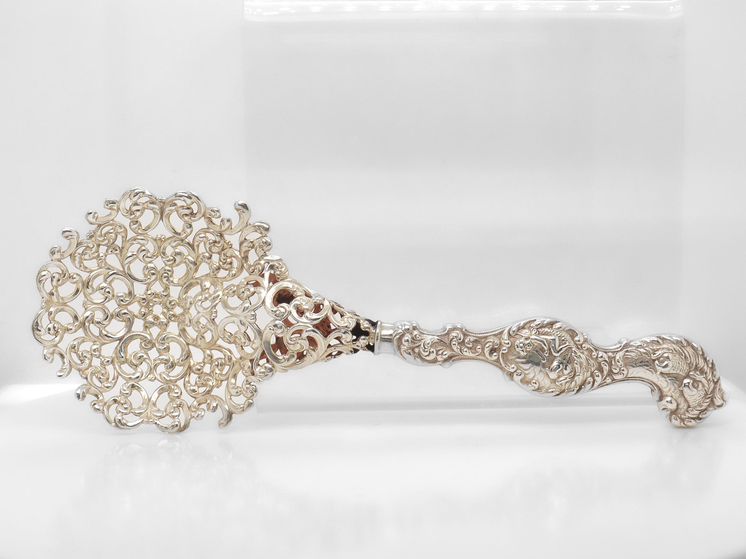 Raro Unger Bros. Cucchiaio reticolato in argento sterling con manico di Cupido e pesce In condizioni buone in vendita a Philadelphia, PA