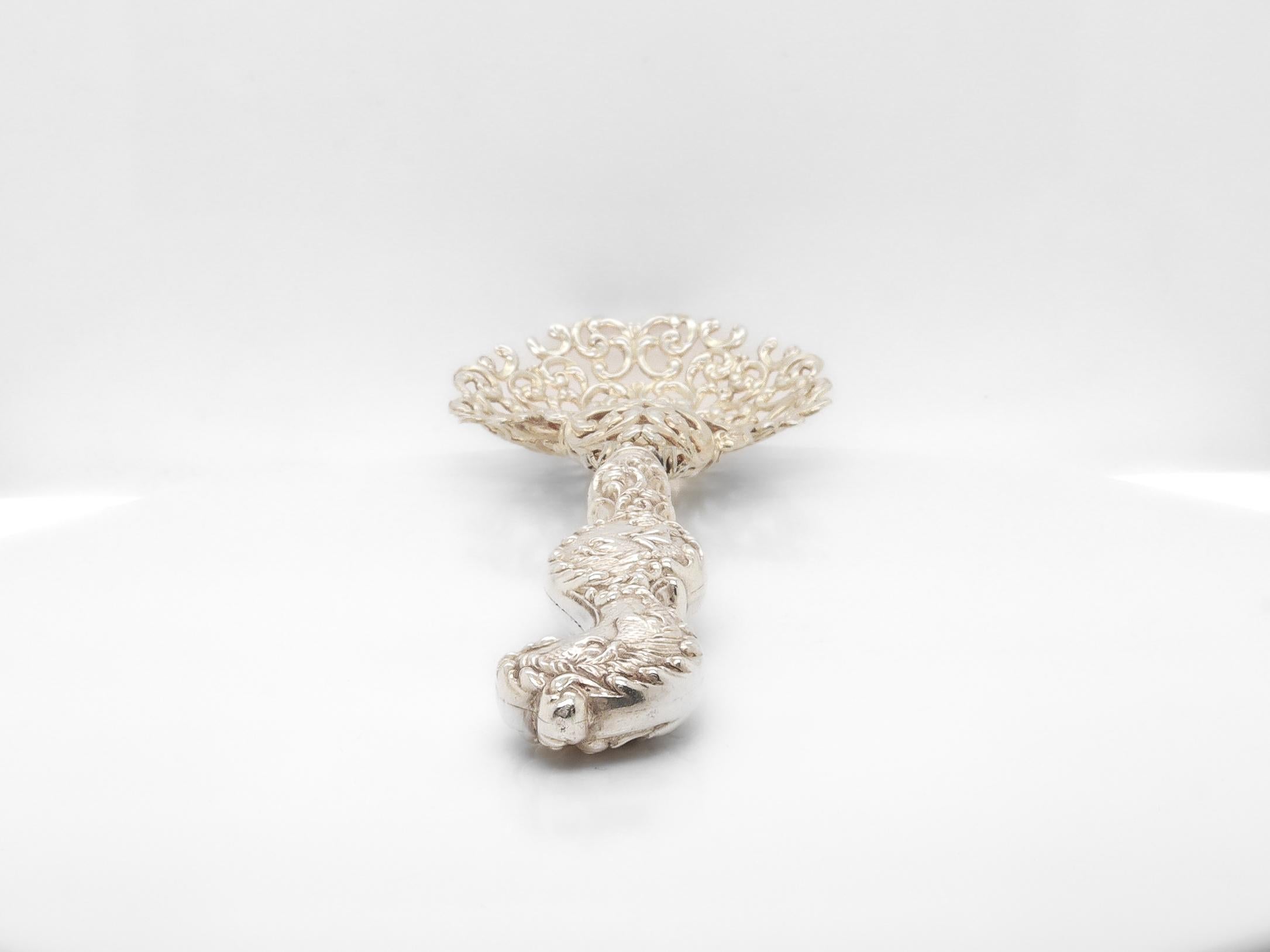 Argento 925 Raro Unger Bros. Cucchiaio reticolato in argento sterling con manico di Cupido e pesce in vendita