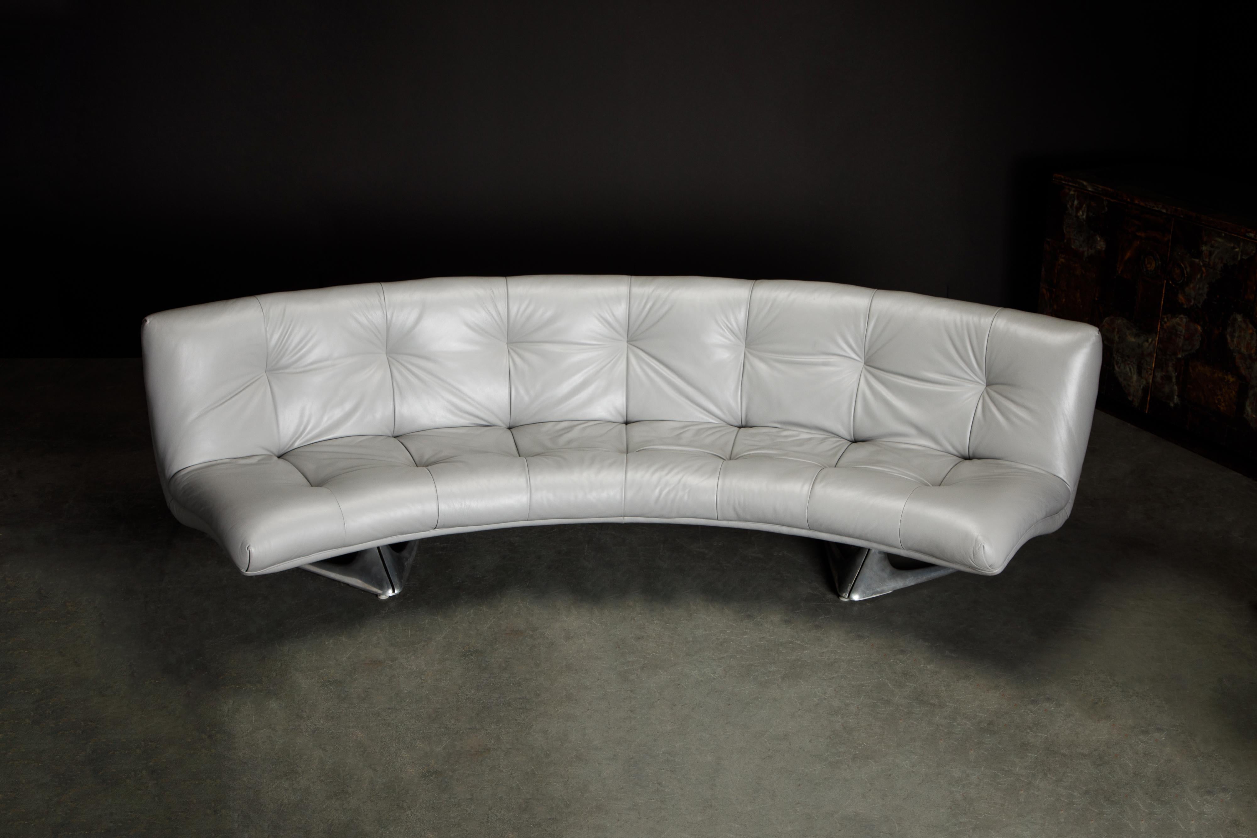 Seltenes geschwungenes Sofa „Einhorn“ aus Leder und Aluminium von Vladimir Kagan, um 1963 (Moderne der Mitte des Jahrhunderts) im Angebot