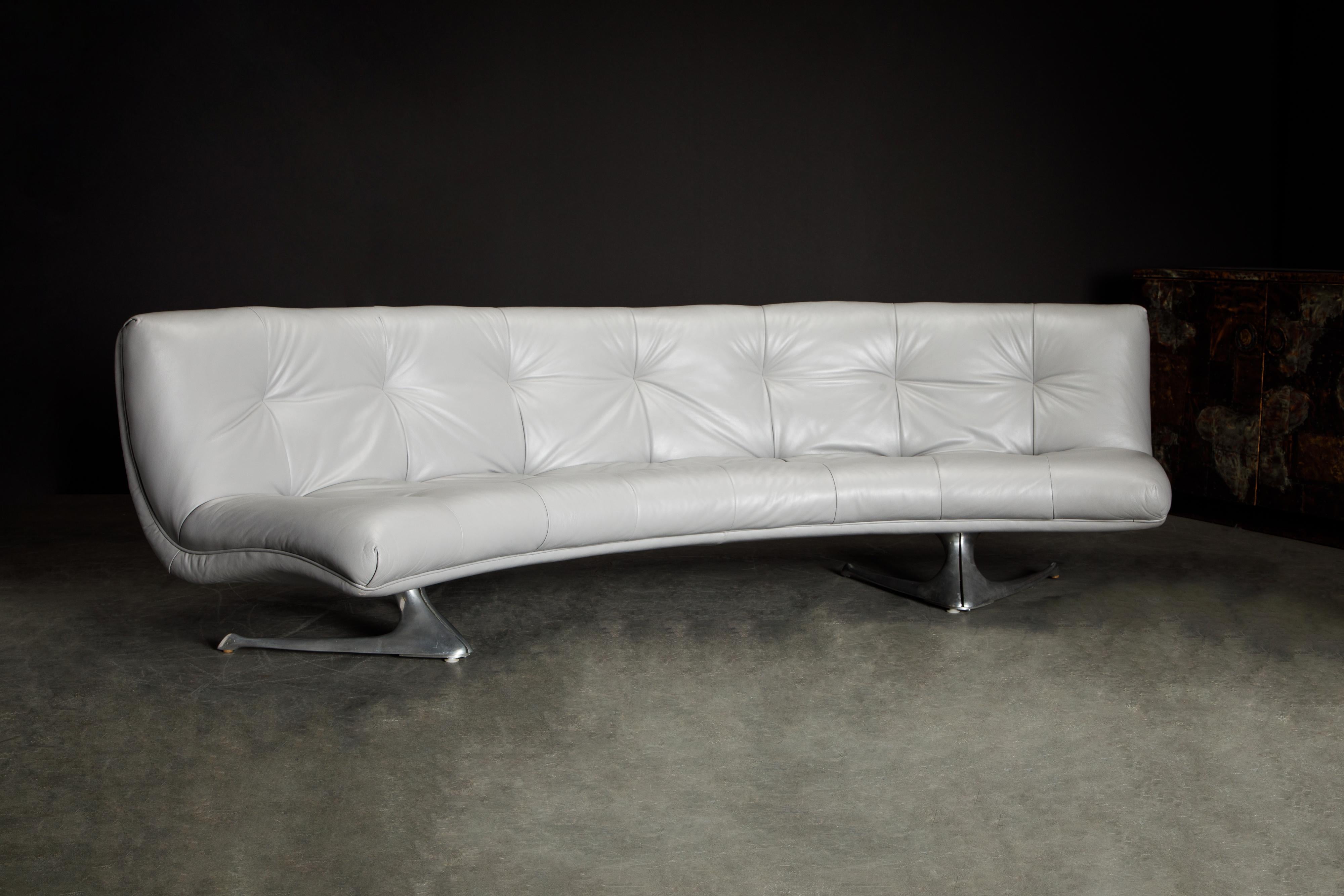 Seltenes geschwungenes Sofa „Einhorn“ aus Leder und Aluminium von Vladimir Kagan, um 1963 (amerikanisch) im Angebot