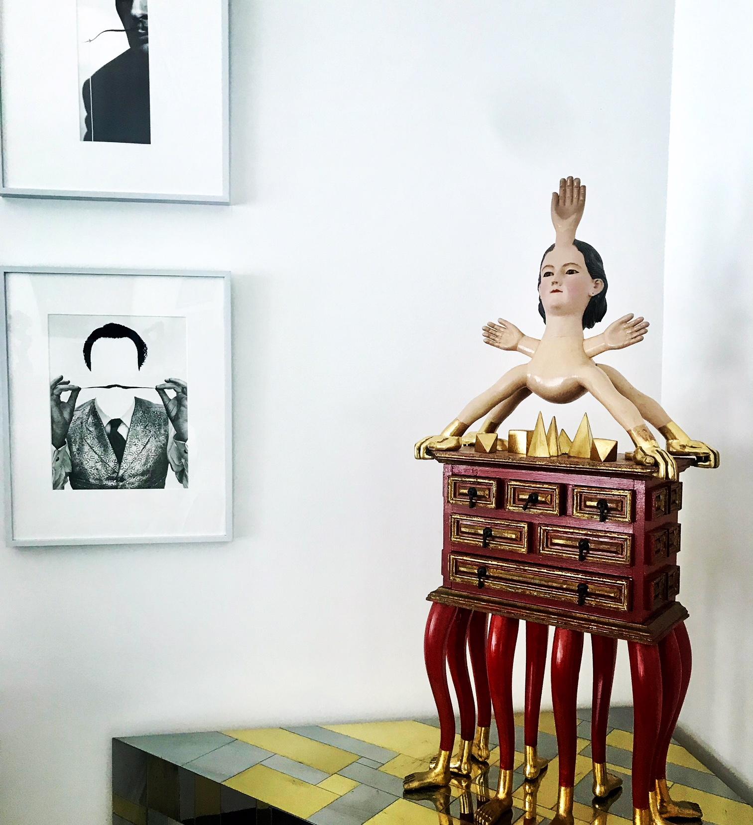 Ein einzigartiger Schrank mit Schubladen des mexikanischen Künstlers Pedro Friedeberg (1937-). Es handelt sich um einen rot und vergoldeten Schrank oder eine Kommode, die von zehn rot lackierten Beinen und vergoldeten Füßen getragen wird. Die drei