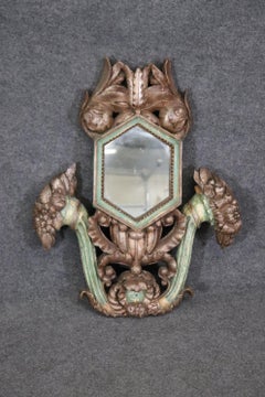 Raro specchio unico francese Luigi XV in legno dorato intagliato e dipinto in policromia