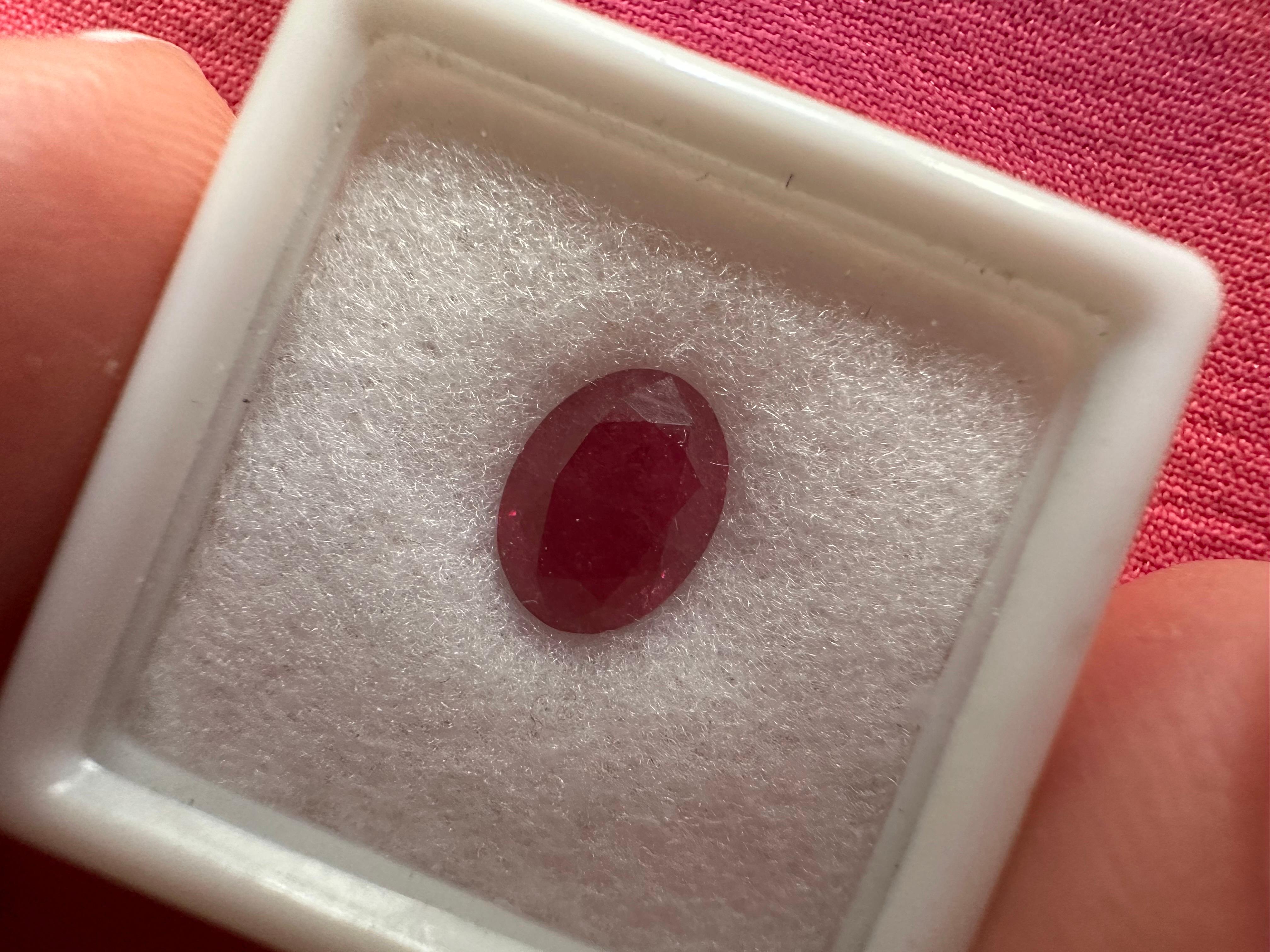 Rare untreated ruby oval 9mm certified In New Condition For Sale In Jupiter, FL