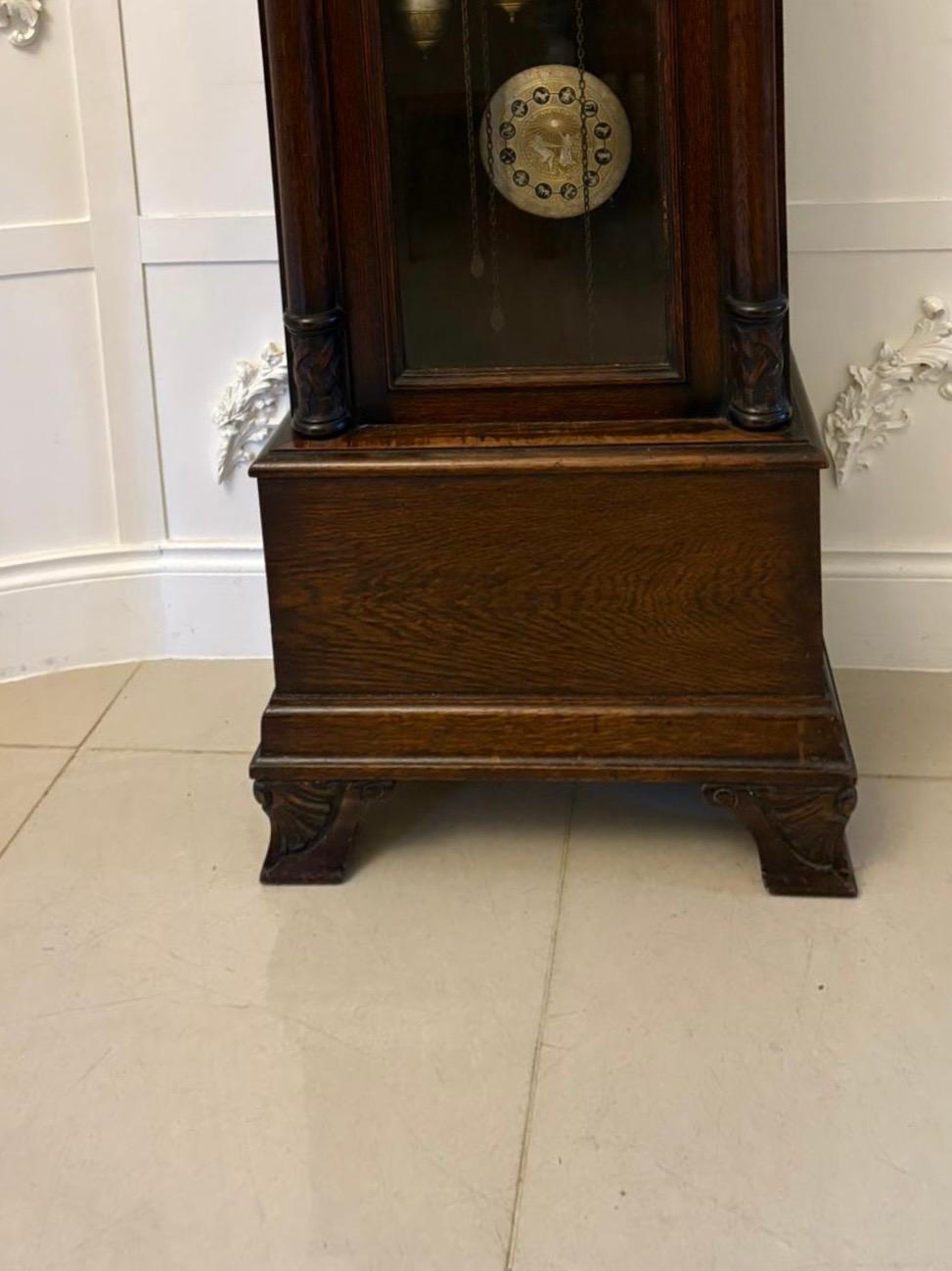 Raro e inusual Reloj de caja larga musical del zodiaco tallado en roble de calidad eduardiana antigua siglo XX en venta