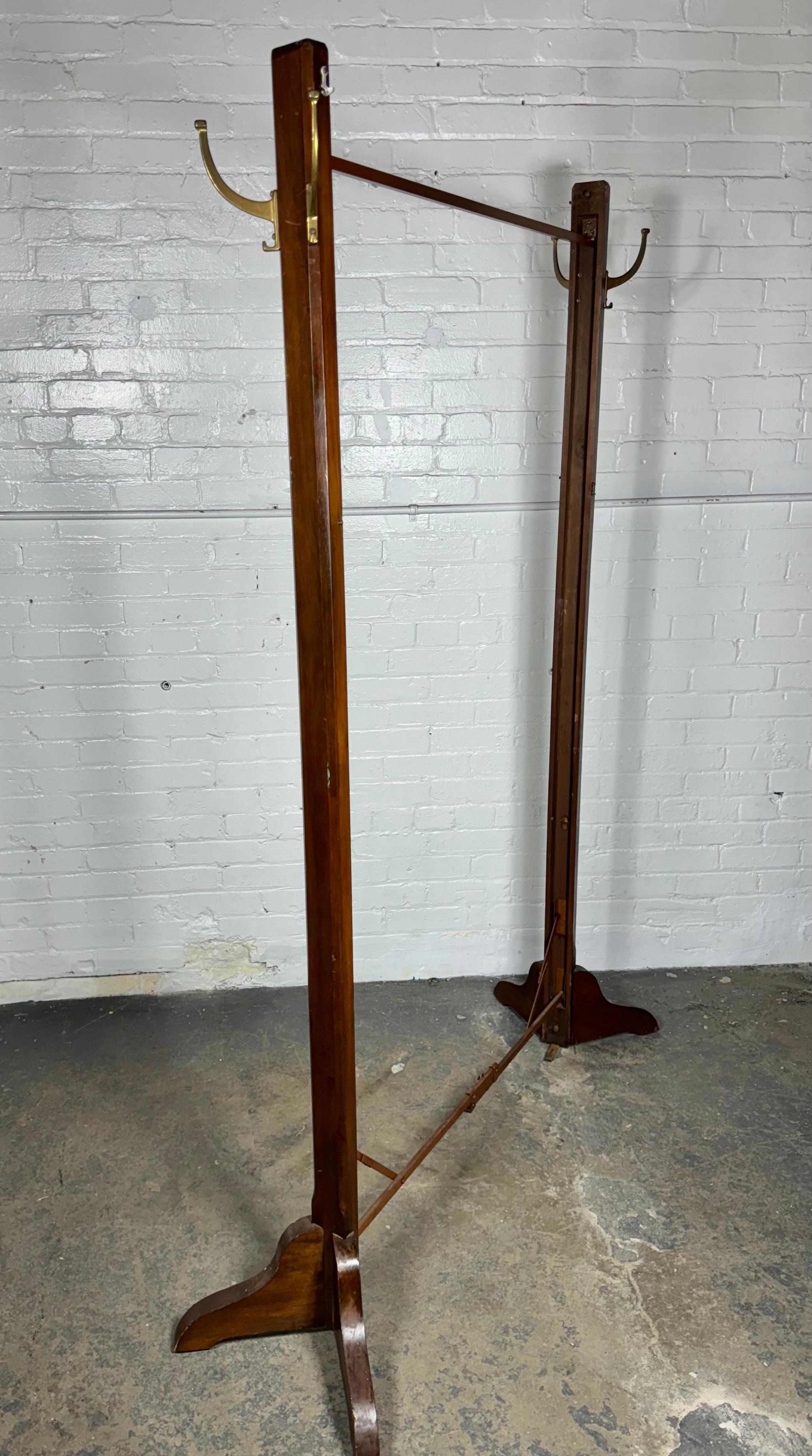 Raro e insolito albero o appendiabiti a piantana Arts & Crafts, non ho mai visto questo esempio, design ingegnoso, albero tradizionale che si espande per creare un appendiabiti, conserva la finitura originale, la patina e i ganci originali in