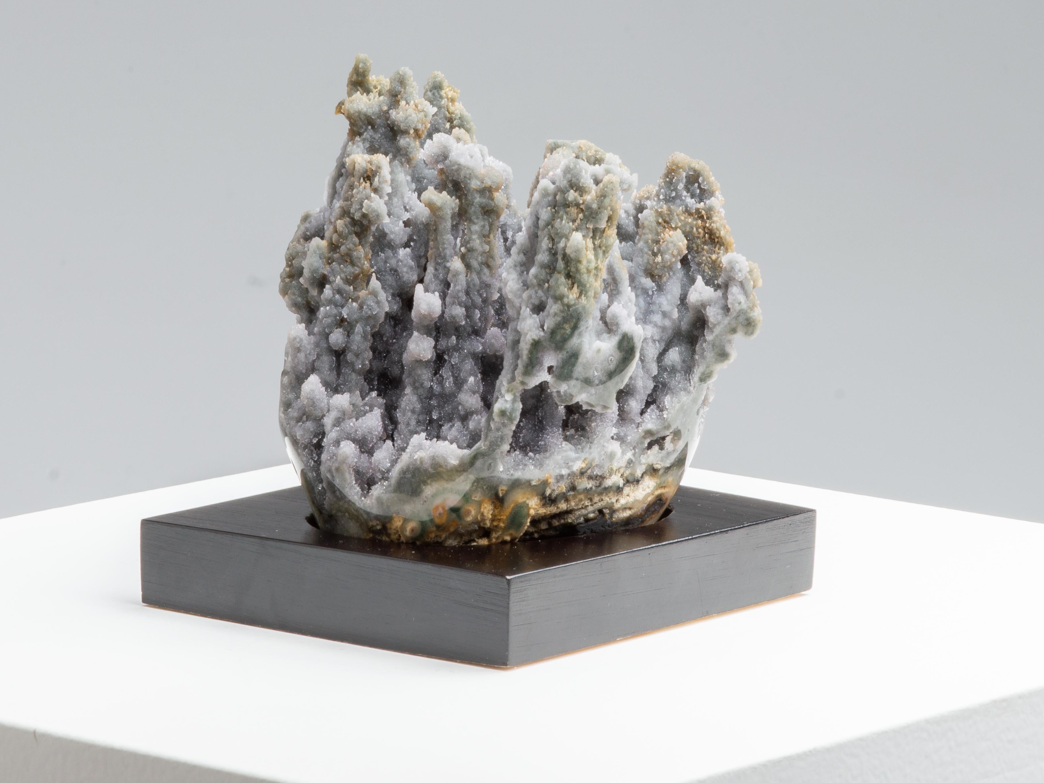 Seltene ungewöhnliche Mineralformation aus grauer Druze und weißem Quarz mit grauem Quarz im Angebot 1