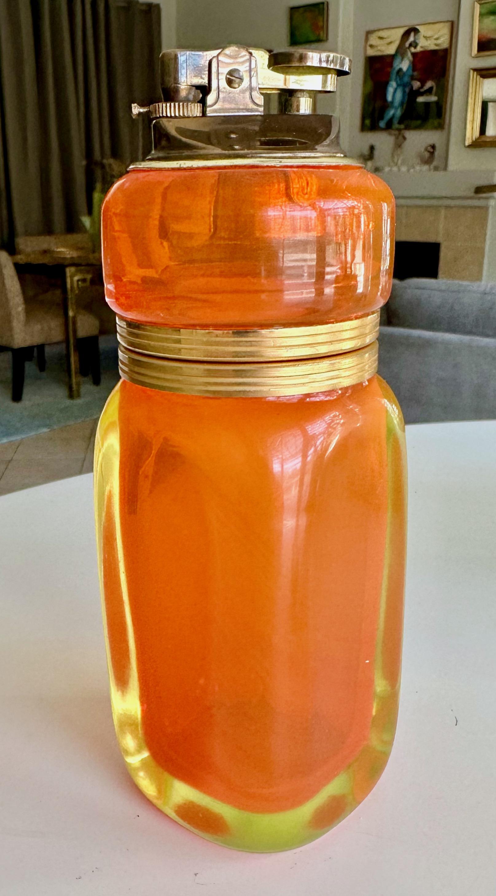 Rarísimo encendedor y pitillera de Murano Sommerso con tapa y reflejos naranja y amarillo uranio. La parte de latón del encendedor conserva su acabado original y el sello de Japón (no se ha probado con líquido para encendedores, pero parece