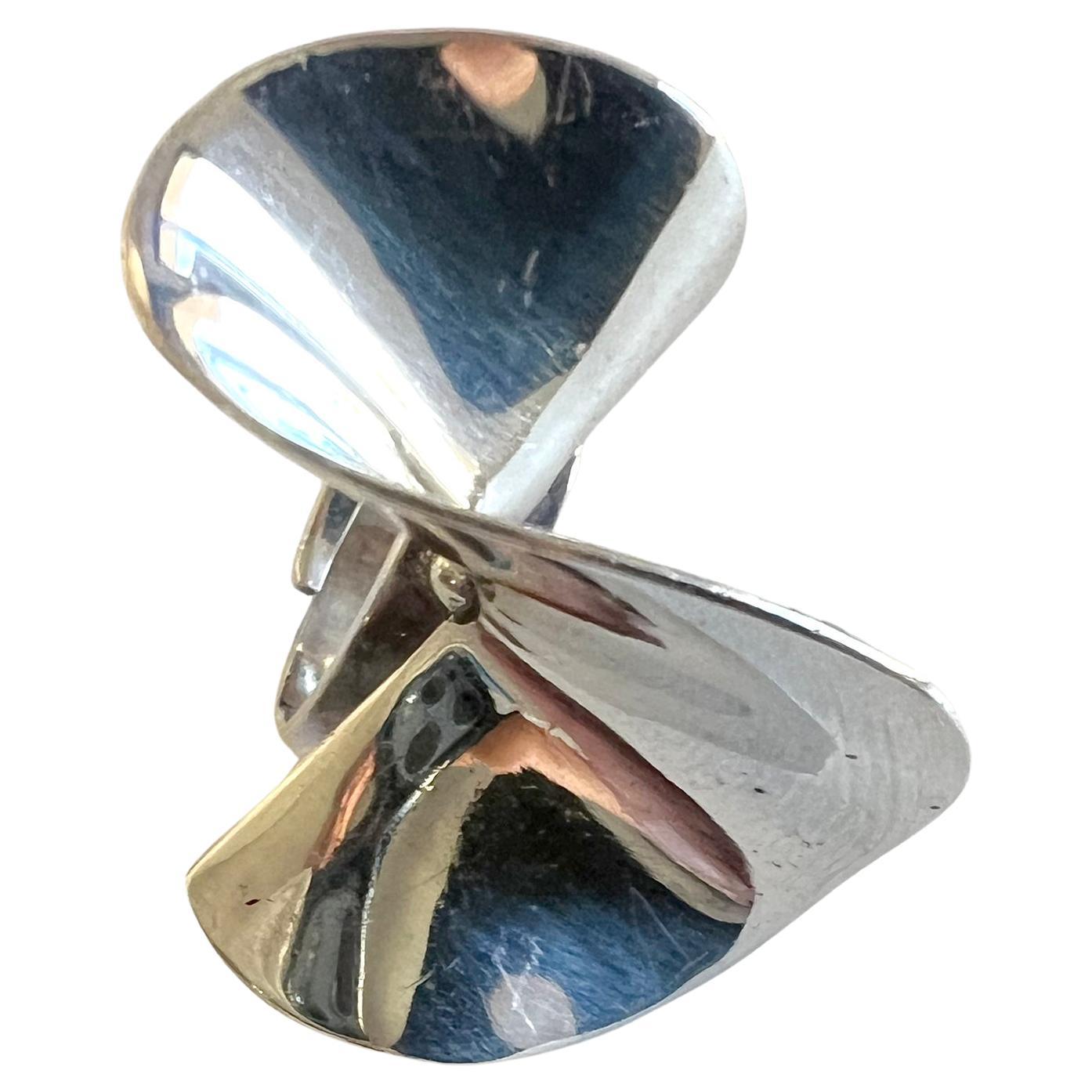 Rare. Urpo Kajander for Kaunis Koru sterling silver twisted bow ring circa 1974. Ring is currently a size 7.25 but is adjustable as it has a split shank. Signed with the back to back K mark of Kaunis Koru, Finnish Hallmarks, V7 (1974).  In very good