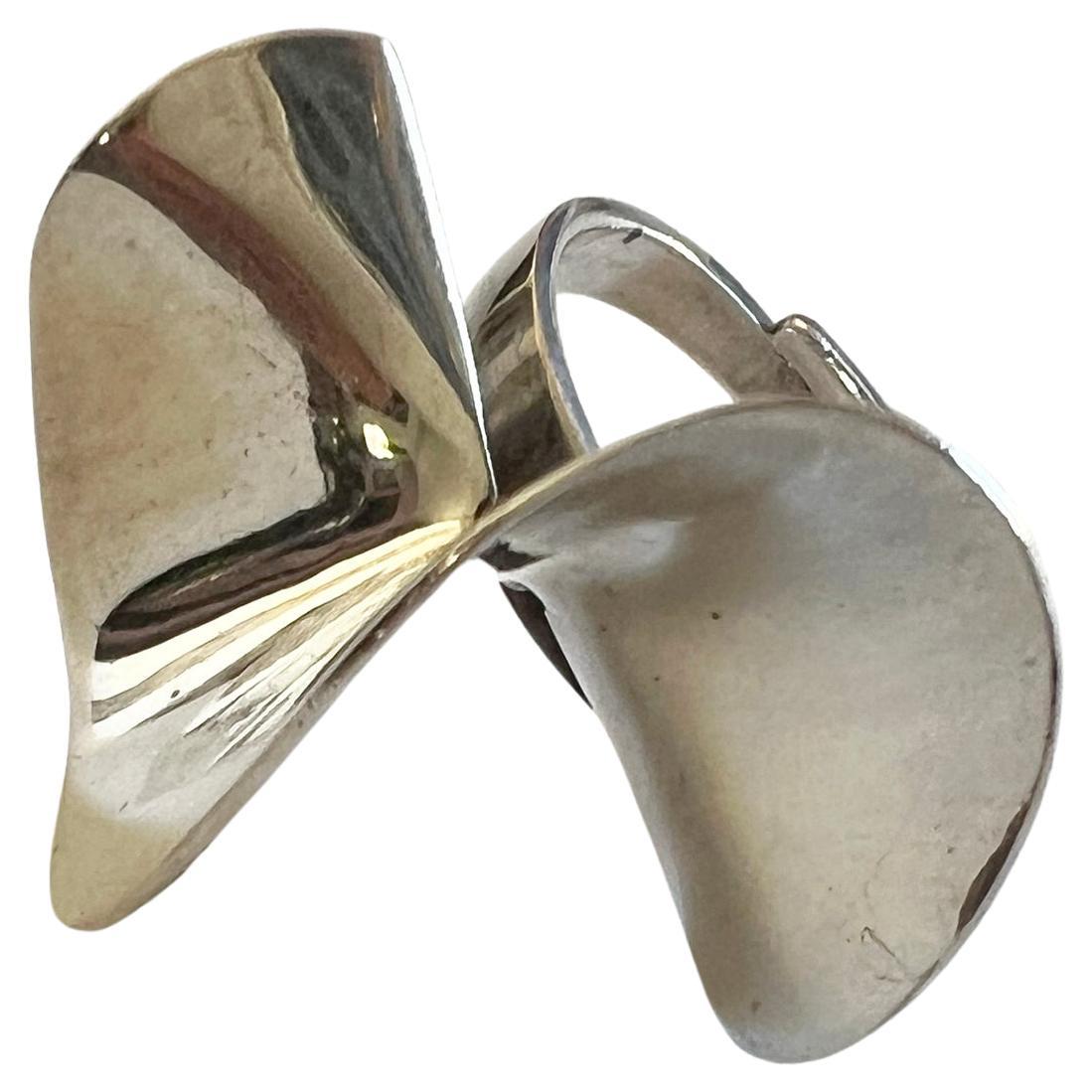 Rare Urpo Kajander Kaunis Koru Finnish Modernist Sterling Silver Bow Twist Ring In Good Condition In Palm Springs, CA