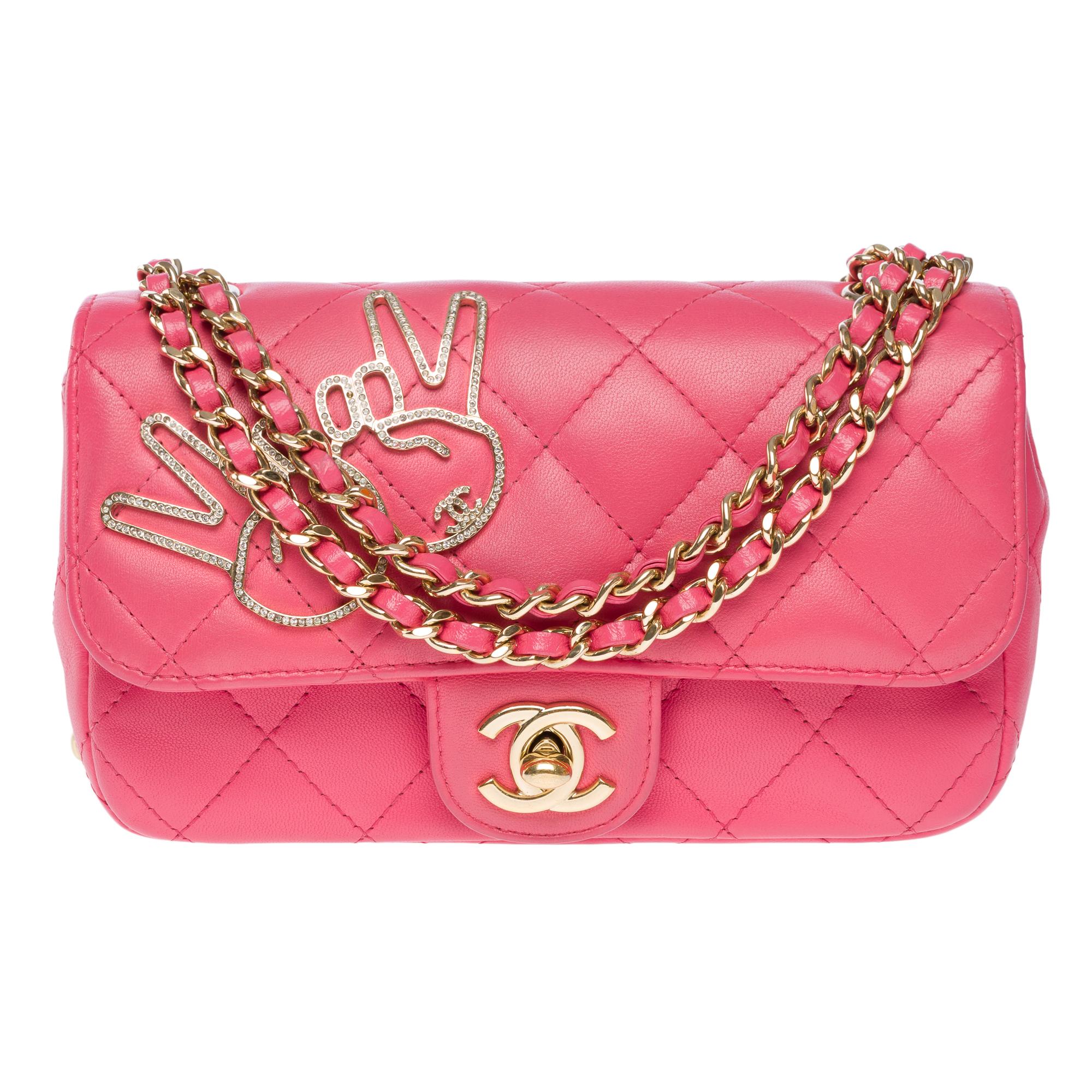 Exceptional​ ​Chanel​ ​Mini​ ​Timeless​ ​V​ ​for​ ​Victory​ ​limited​ ​edition​ ​shoulder​ ​flap​ ​bag​ ​in​ ​pink​ ​quilted​ ​lambskin​ ​,​ ​gold​ ​metal​ ​chain​ ​interlaced​ ​with​ ​pink​ ​leather​ ​allowing​ ​a​ ​hand​ ​or​ ​shoulder​ ​or​