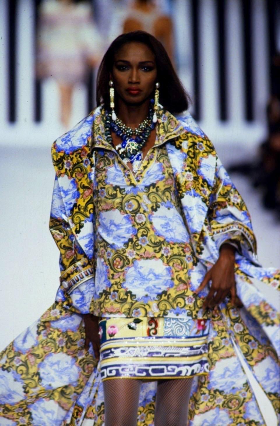 Rarísima falda de Valentino Garavani para la Pasarela Primavera/Verano de 1992 totalmente bordada a mano con cuentas.
Lo llevó la supermodelo Iman en el desfile de moda.
No hay etiqueta de talla
Las medidas son:
Cintura: 36 cm
Caderas: 51