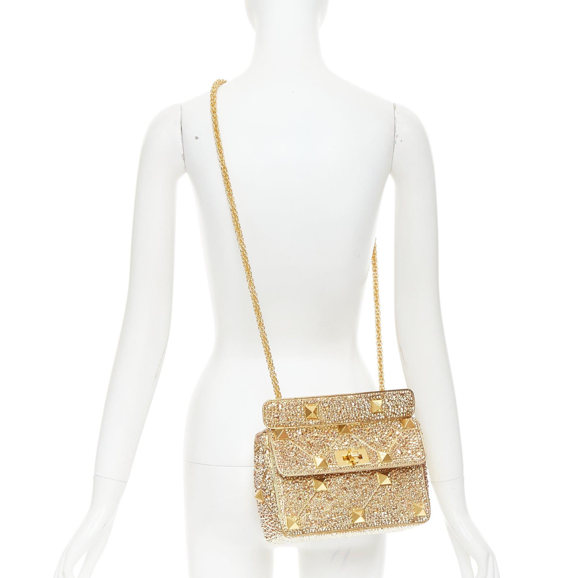 rare VALENTINO Roman Stud Medium gold rhinestone crystal chain turnlock shoulder bag
Référence : TGAS/F00126
Marque : Valentino
Designer : Pier Paolo Piccioli
Modèle : Goujon romain
Matériau : Tissu
Couleur : Or
Motif : Solide
Fermeture :