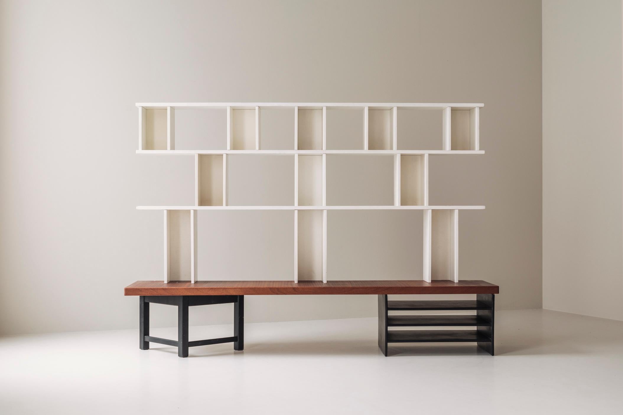 Esempio straordinario di modernismo scandinavo, questa libreria 
