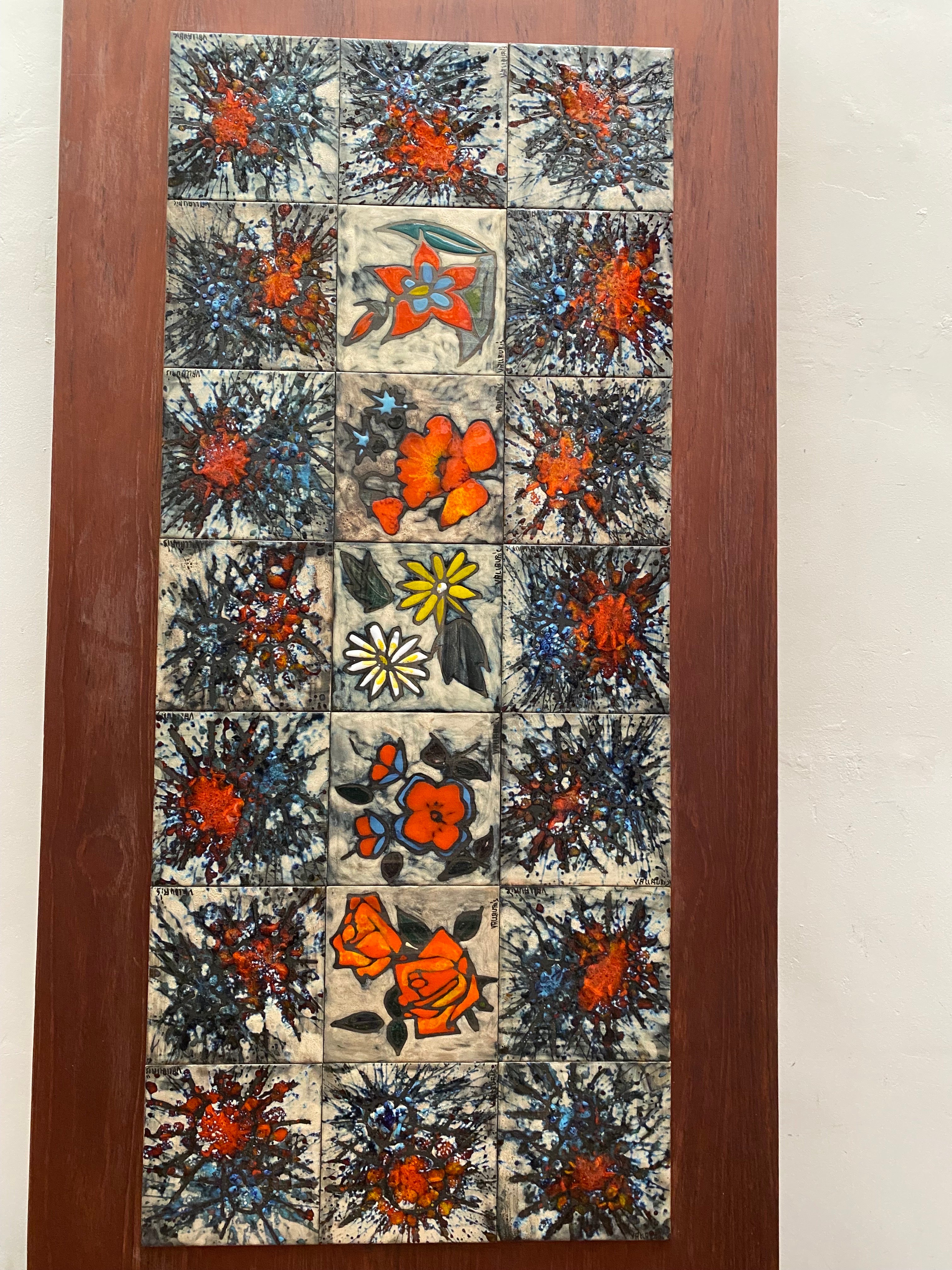 Seltener Vallauris-Wandbehangstisch mit Kacheln und Blumen, Frankreich 1960er Jahre (Französisch) im Angebot