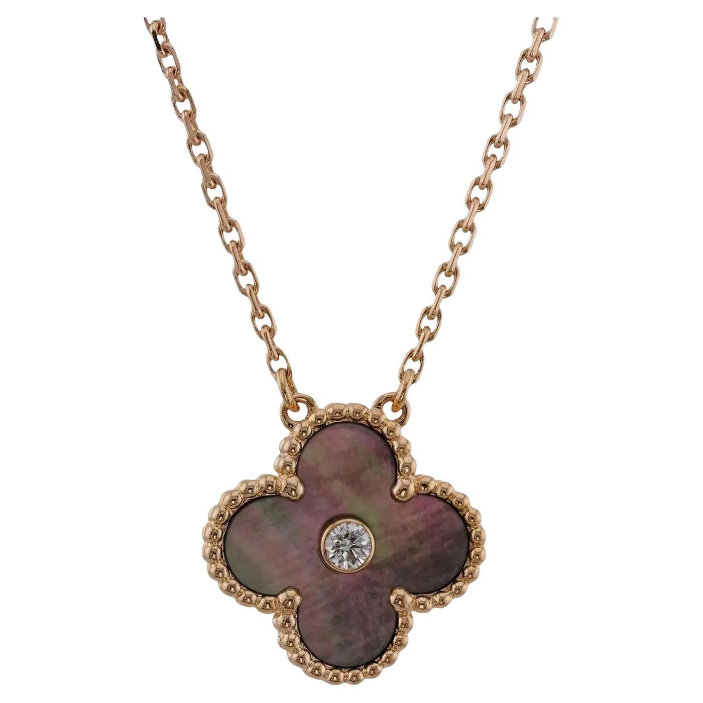 Laissez-vous séduire par l'élégance intemporelle du pendentif Vintage Alhambra de Van Cleef & Arpels, une pièce époustouflante qui allie sans effort le luxe et l'art. Réalisé en or rose 18 carats, ce collier exquis présente un captivant motif floral