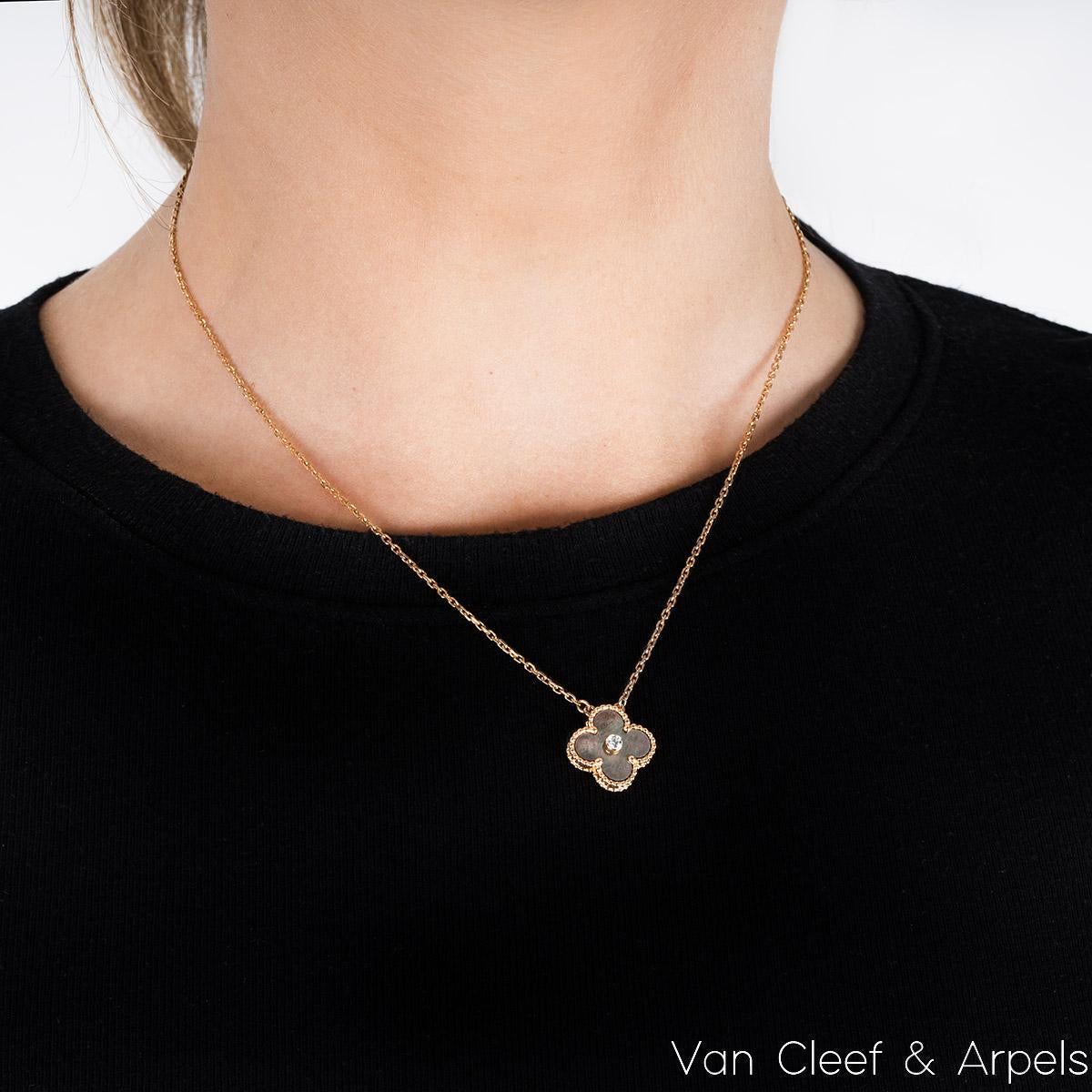 Rare Van Cleef & Arpels Or Rose 18k Diamond Grey Mop Vintage Alhambra Pendentif Excellent état - En vente à New York, NY