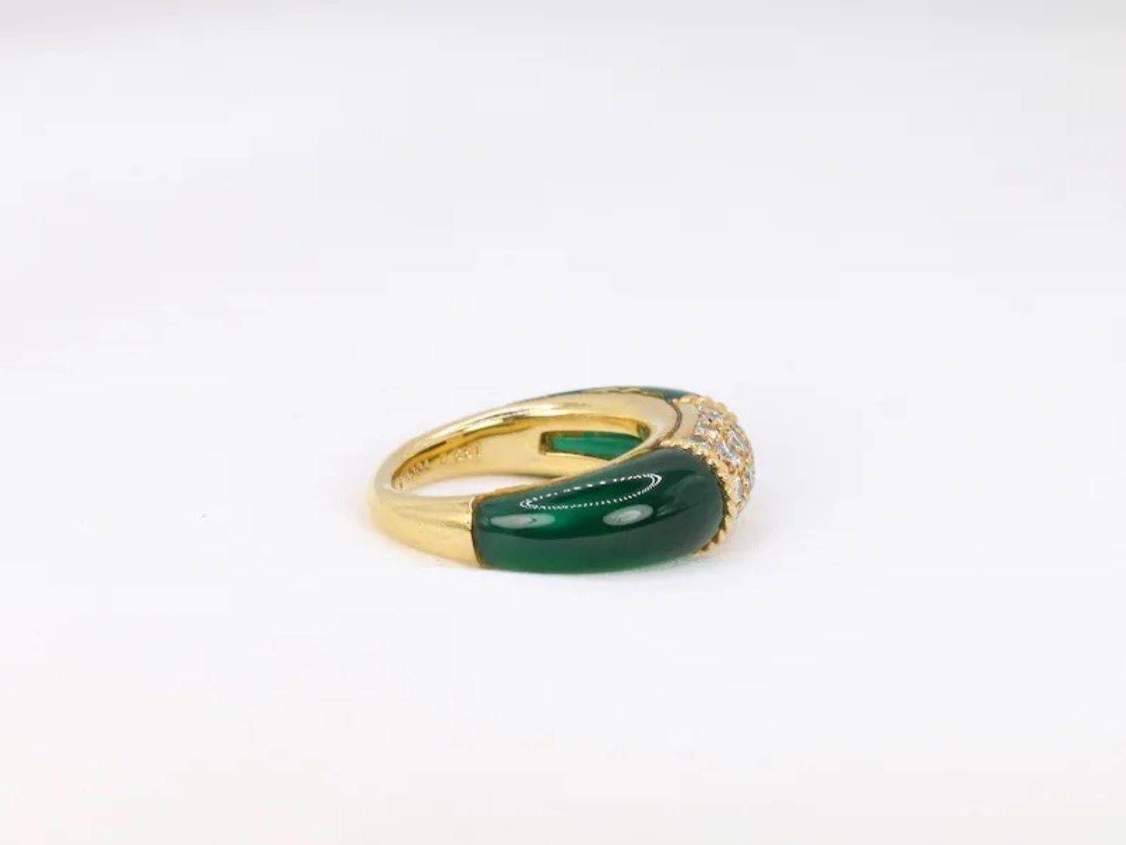  Van Cleef & Arpels, bague rare en or jaune 18 carats sertie de chrysoprase et de diamants Unisexe en vente