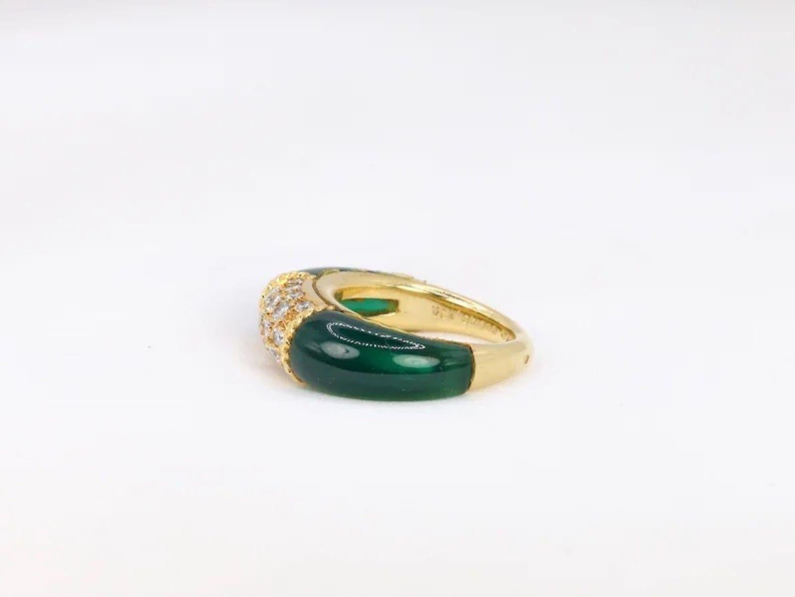  Rare Van Cleef & Arpels Chrysoprase and Diamond Ring Set in 18ct Yellow Gold In Good Condition For Sale In Addlestone, GB
