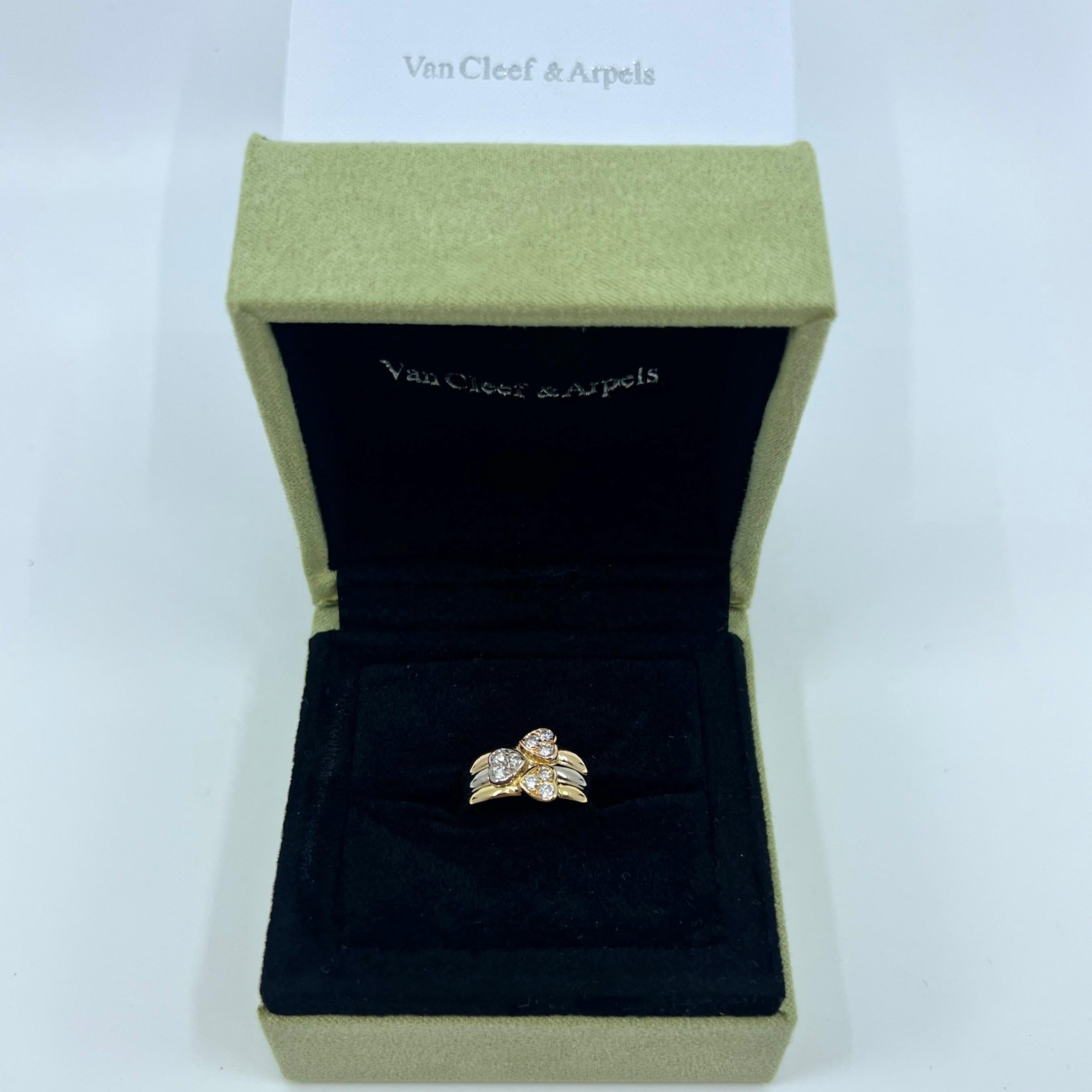 Van Cleef & Arpels Diamant Herz 18k Multi Tone/Tri Colour Gold Band Ring.

Vintage VCA Ring mit einem diamantbesetzten Herz aus Gelb-, Weiß- und Roségold.
Dieser Ring besteht aus 3 Herzen, jedes besetzt mit 3 Diamanten in einem anderen 18-karätigen
