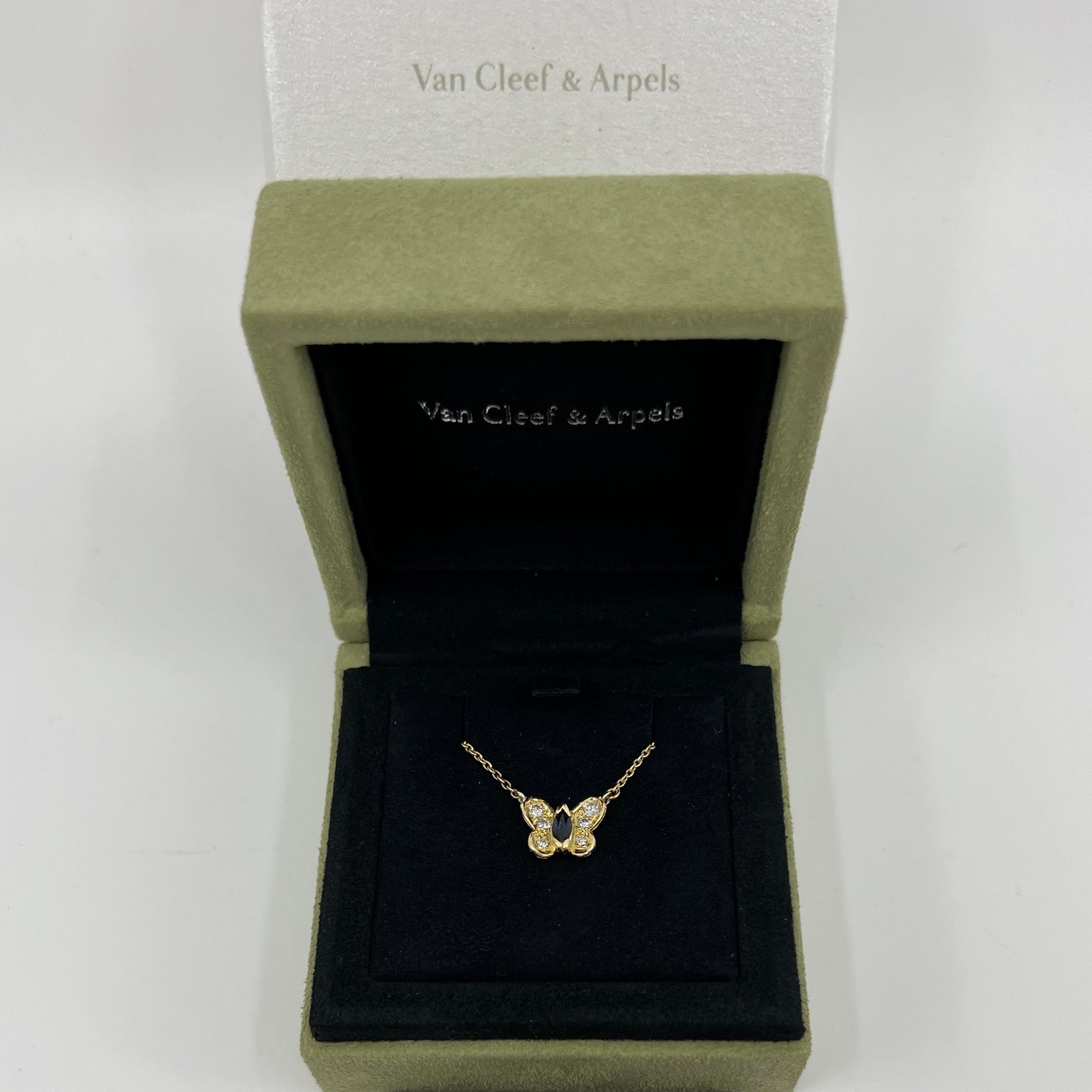 Vintage Van Cleef & Arpels Papillion Blauer Saphir & Diamant 18k Gold Schmetterling Anhänger Halskette.

Ein schönes und seltenes Vintage-Stück mit einem atemberaubenden tiefblauen Saphir im Marquise-Schliff und 6 Diamanten von hervorragender