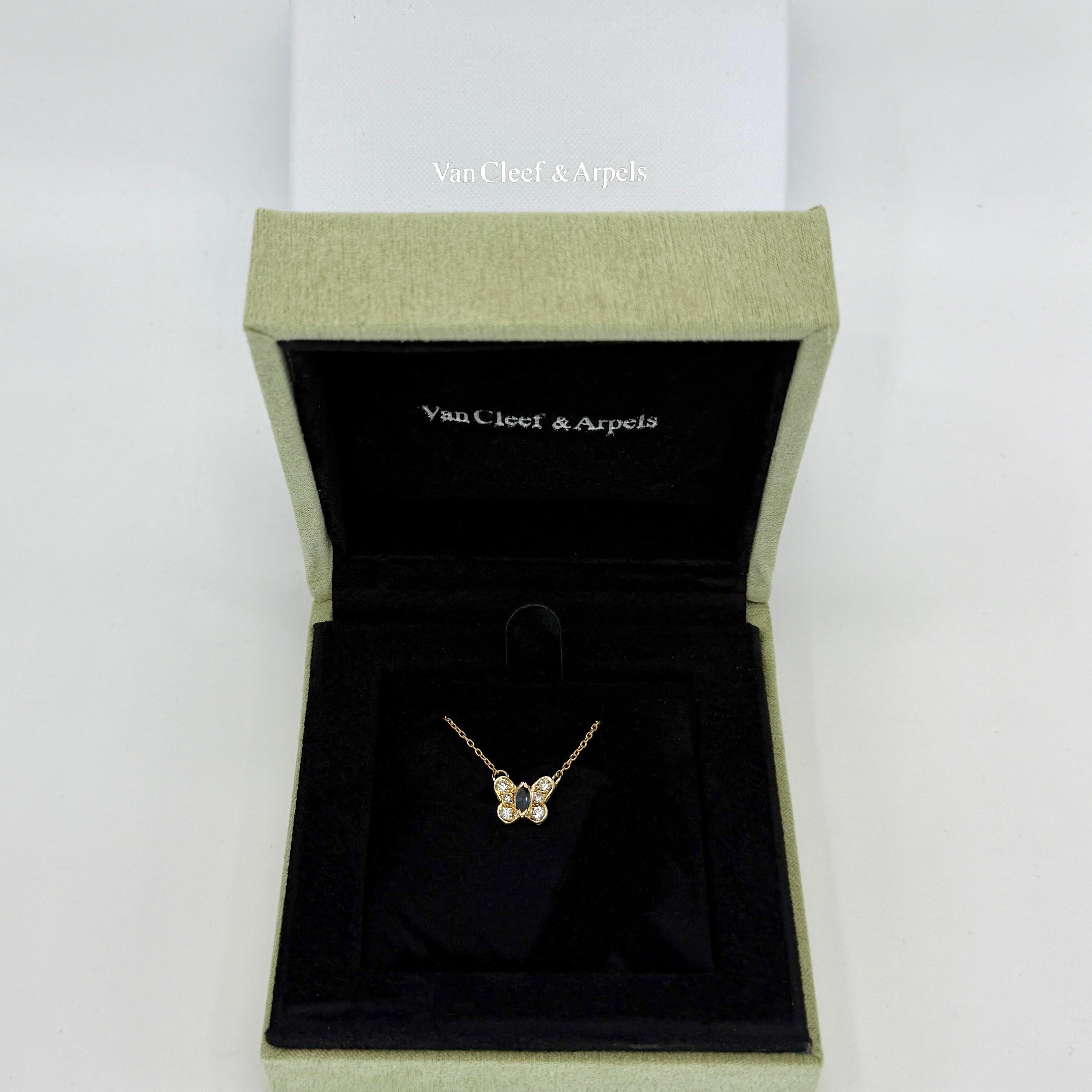 Rare Vintage Van Cleef & Arpels Papillion Blauer Saphir & Diamant 18k Gelbgold Schmetterling Anhänger Halskette.

Ein wunderschöner Anhänger mit einzigartigem Schmetterlingsdesign, typisch für Van Cleef & Arpels.
Ein schönes und seltenes
