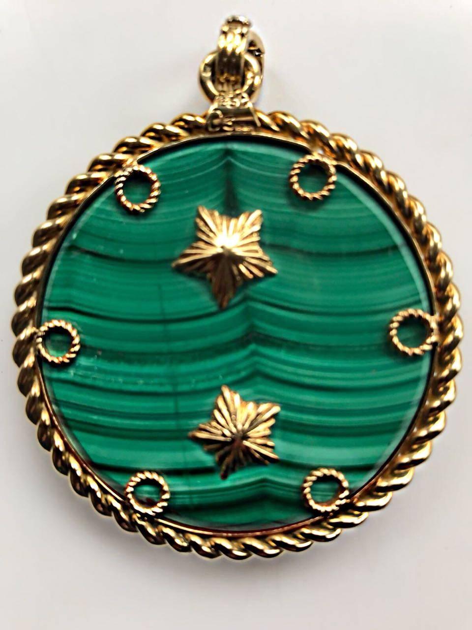 
A Fabulous Zodiac Medallion From The 1970s By Van Cleef & Arpels. The Symbol For PIsces, Who Is Set In 18k Gold With Natural Emerald Eyes And A Single Diamond (.07ct) And Mounted On Malachite Stone.  Signed VC&A.

Diam : 5.5 cm
59,22 Grs 

