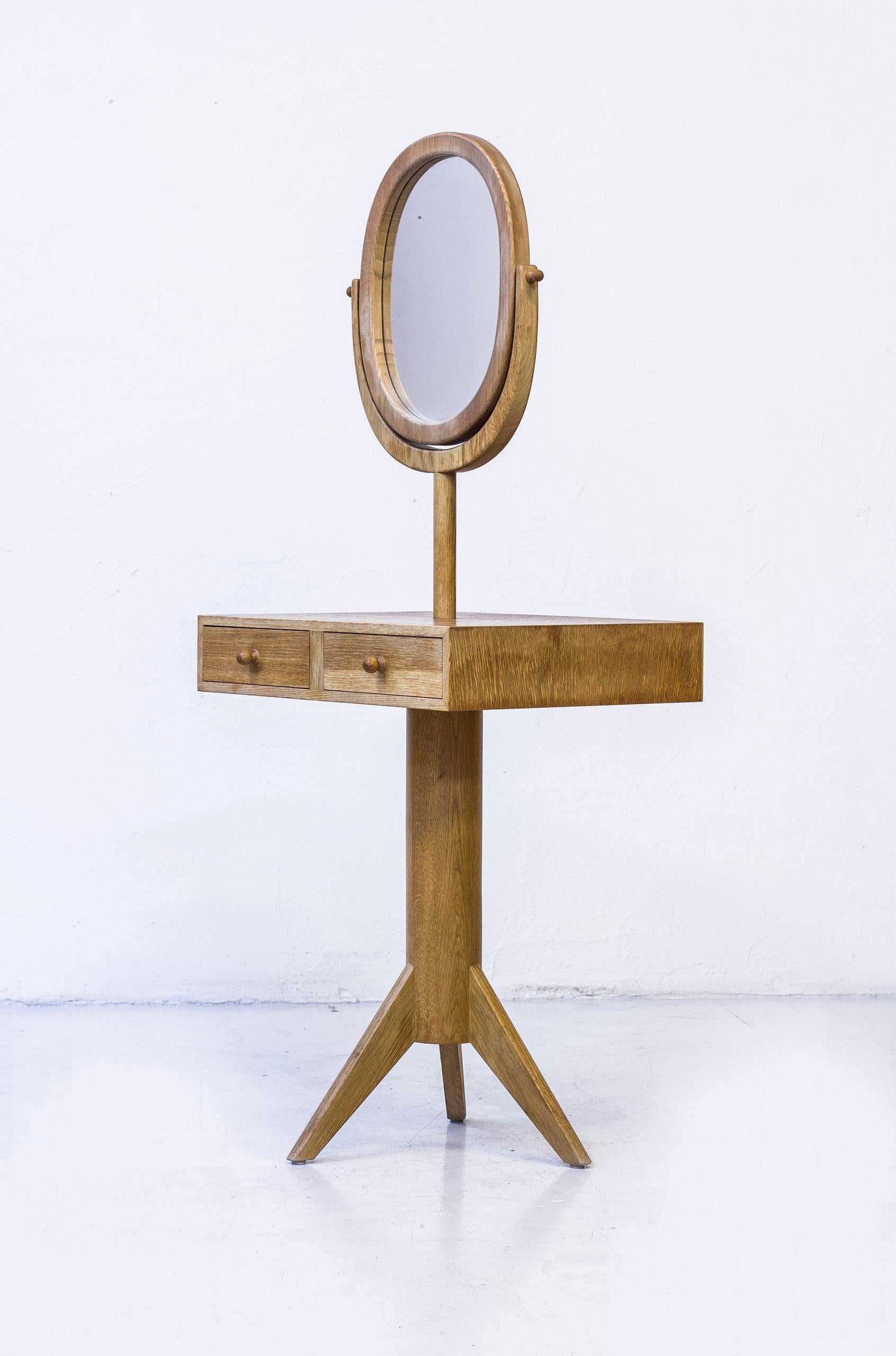 Rare vanity table designed by Erik Höglund. Produced by BODA trä during the 1960s. Made from oak. Both base and mirror in solid wood. Very good condition with light age related wear and patina.
 