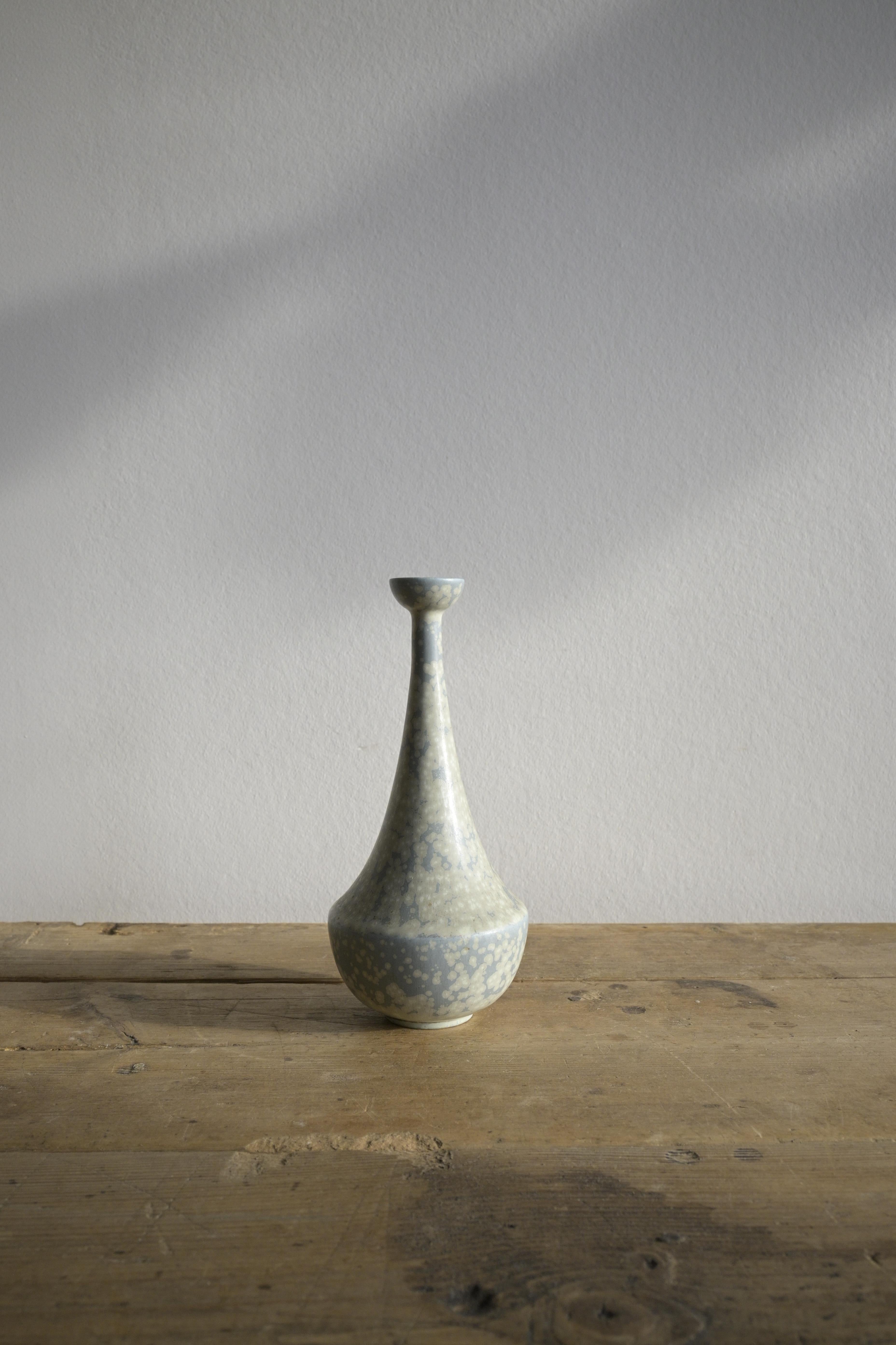 Vase rare de Gunnar Nylund pour Rörstrand, Suède, années 1950

Le vase est marqué comme étant de première qualité et est en excellent état.

Hauteur : 19 cm/7.4 inch
Diamètre : 8 cm/3.1 inch