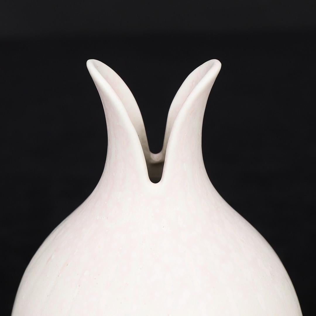 Seltene 'ARM'-Vase des schwedischen Keramikers Gunnar Nylund, 1950er Jahre, Mitte des Jahrhunderts  im Zustand „Gut“ im Angebot in Los Angeles, CA