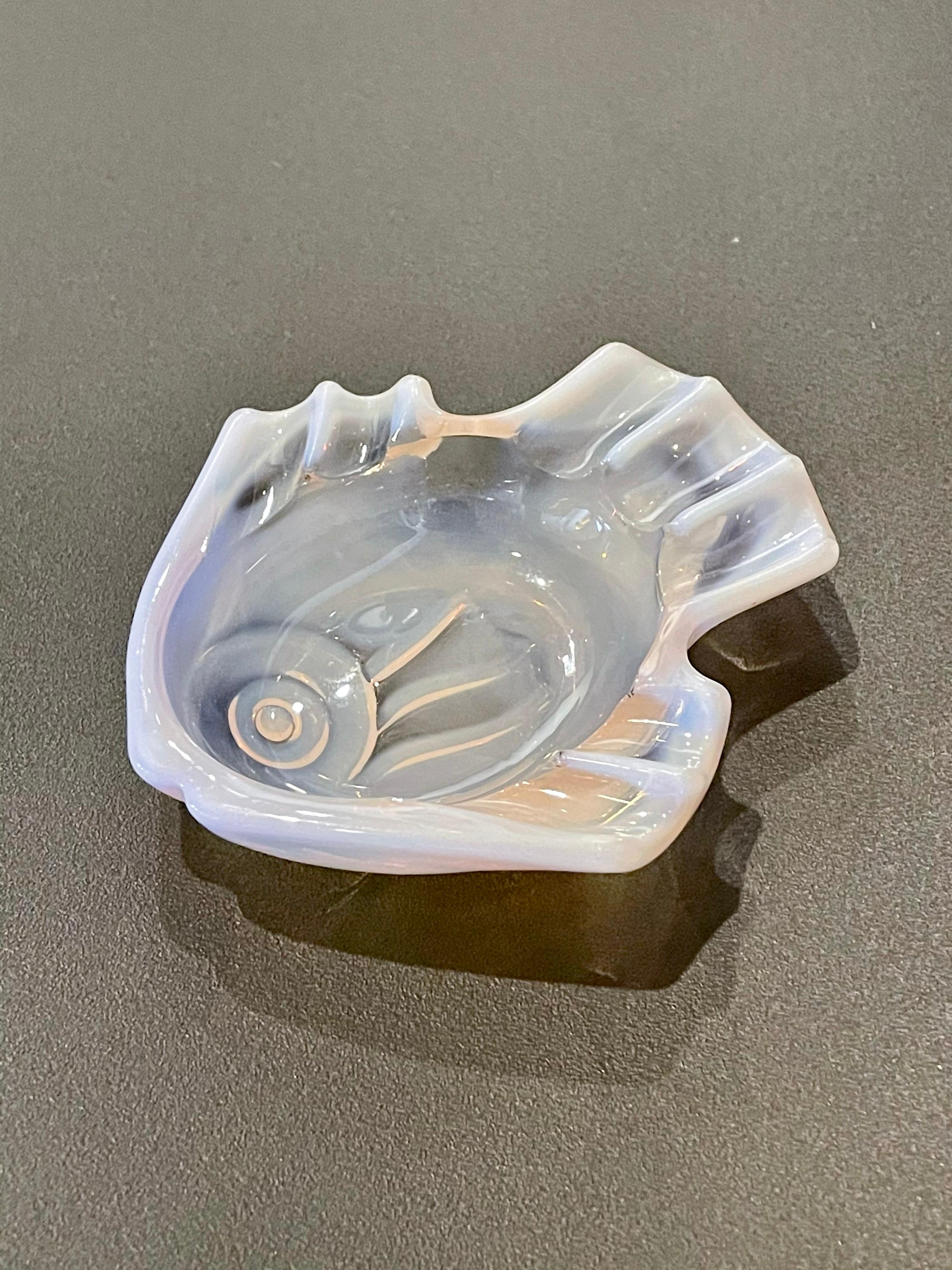 A unique rare vaseline uranium glass ashtray, in white color no chips or cracks like-new condition.