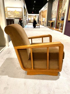 Rare fauteuil de salon en chêne rembourré de velours par Maxime Old.