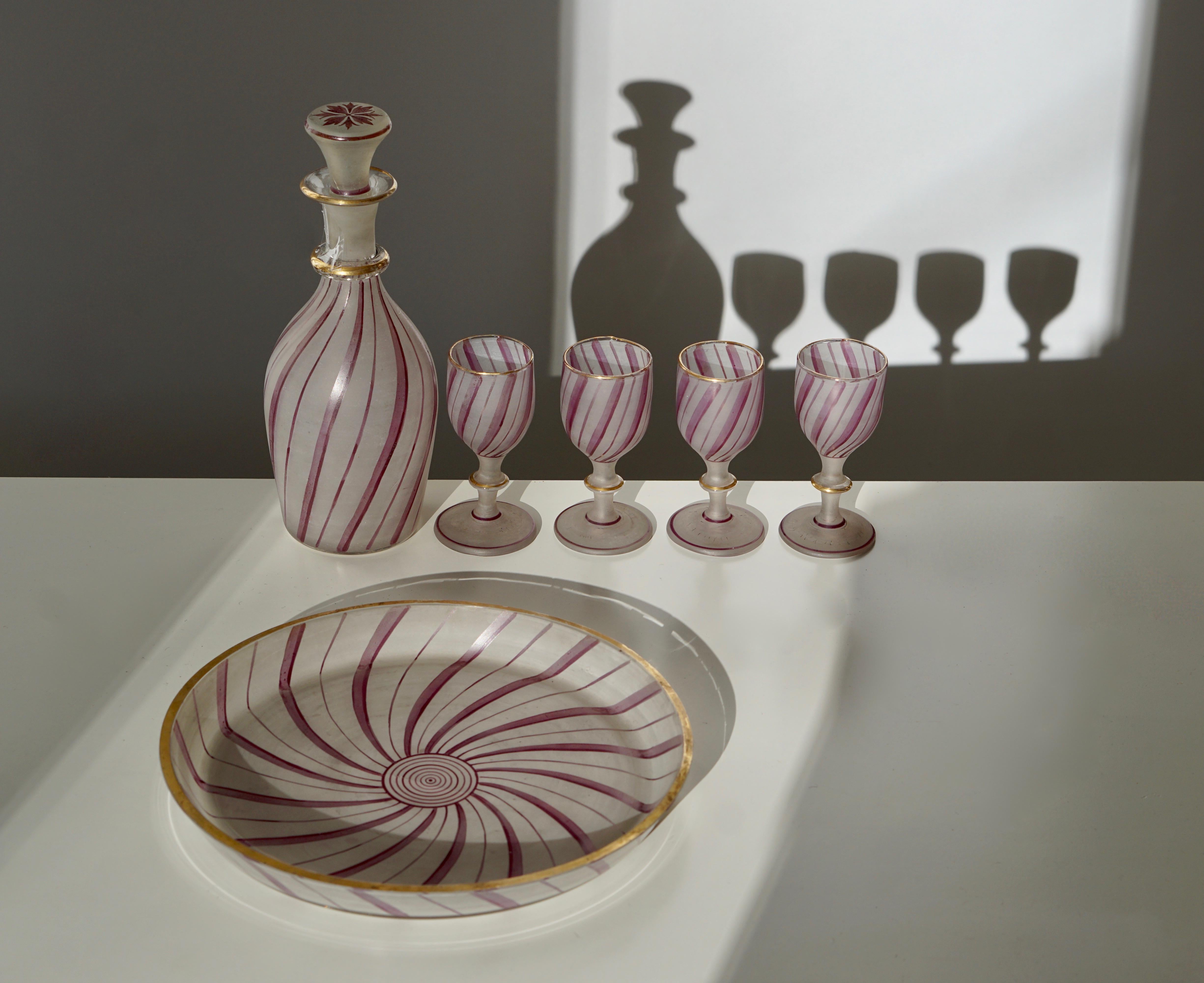 A fine vintage 19th century, Murano glass liquor decanter and stopper with four matching glasses and one bowl for Venini, Italy.
Measures: Each glass 9 cm high and 4 cm diameter.
Decanter 19 cm high and 8 cm diameter.
Bowl 20 cm diameter and 3 cm