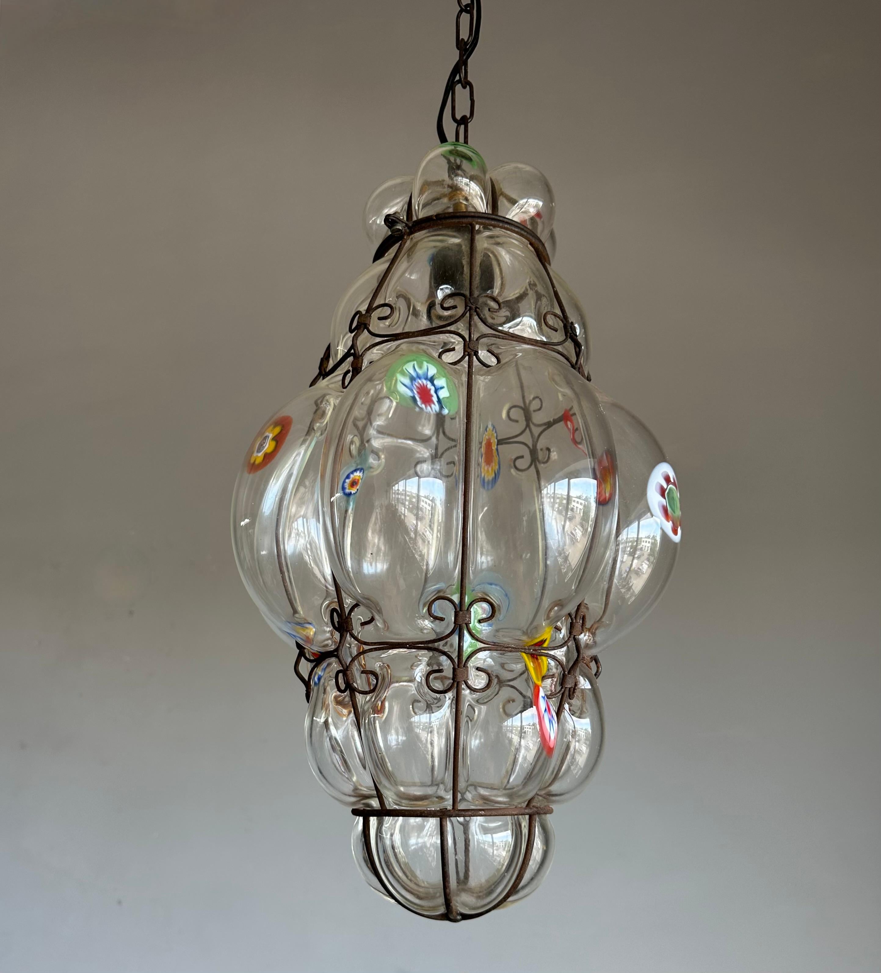 Schöne transparente Glas mit bunten Dekorationen Vintage italienische Armatur.

Wenn Sie auf der Suche nach einer stilvollen Design-Leuchte für Ihr Zuhause sind, dann könnte dieses handgefertigte Exemplar aus den 1970er Jahren schon bald Ihren Weg