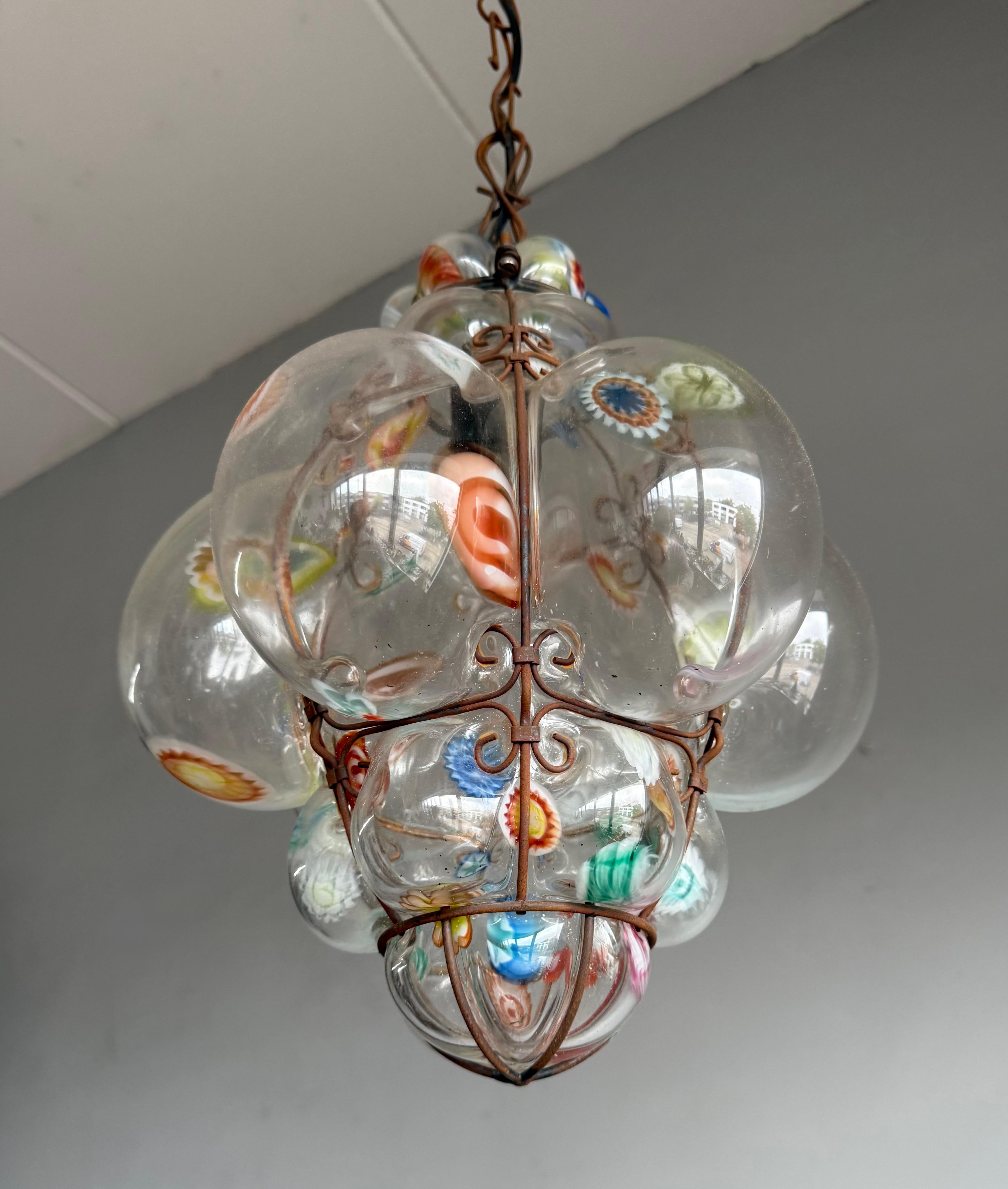 Bellissimo apparecchio in vetro trasparente con decorazioni colorate vintage italiano.

Se sei alla ricerca di un'elegante lampada di design per abbellire la tua casa, allora questo esemplare fatto a mano, risalente agli anni '70, potrebbe presto