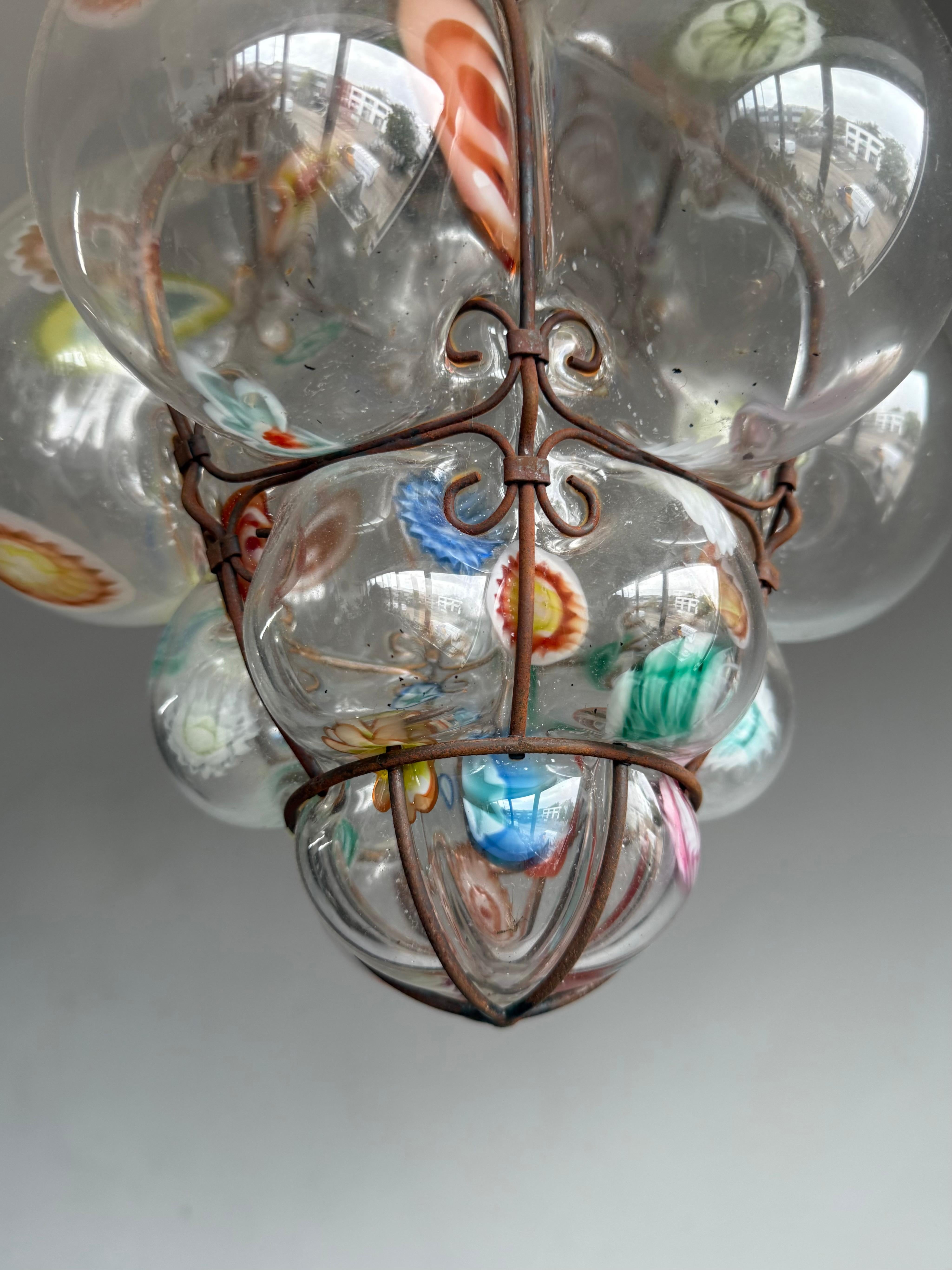 Mid-Century moderno Rara lampada a sospensione di Murano Millefiori in vetro soffiato a bocca con cornice Seguso in vendita