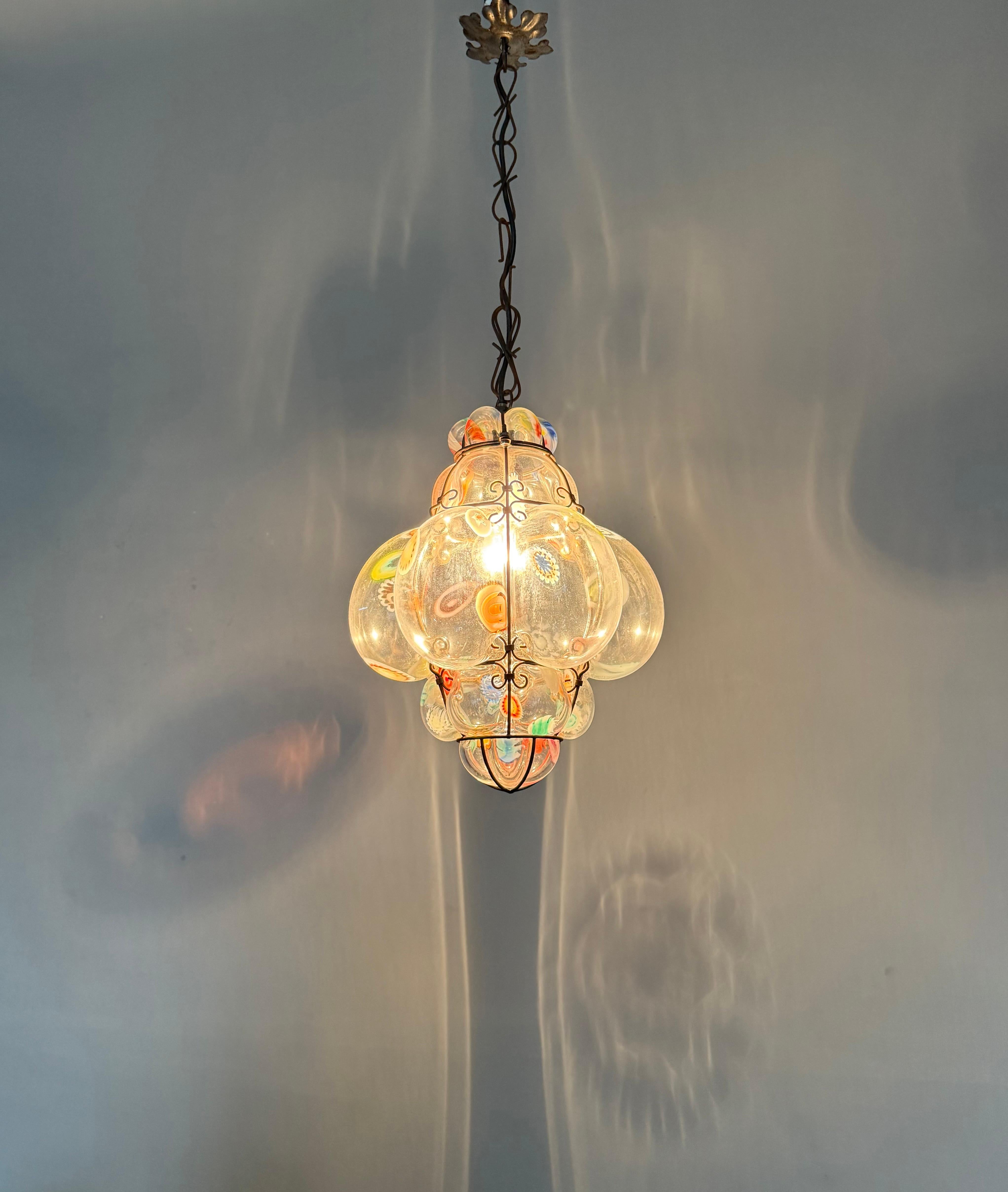Rara lampada a sospensione di Murano Millefiori in vetro soffiato a bocca con cornice Seguso In condizioni ottime in vendita a Lisse, NL