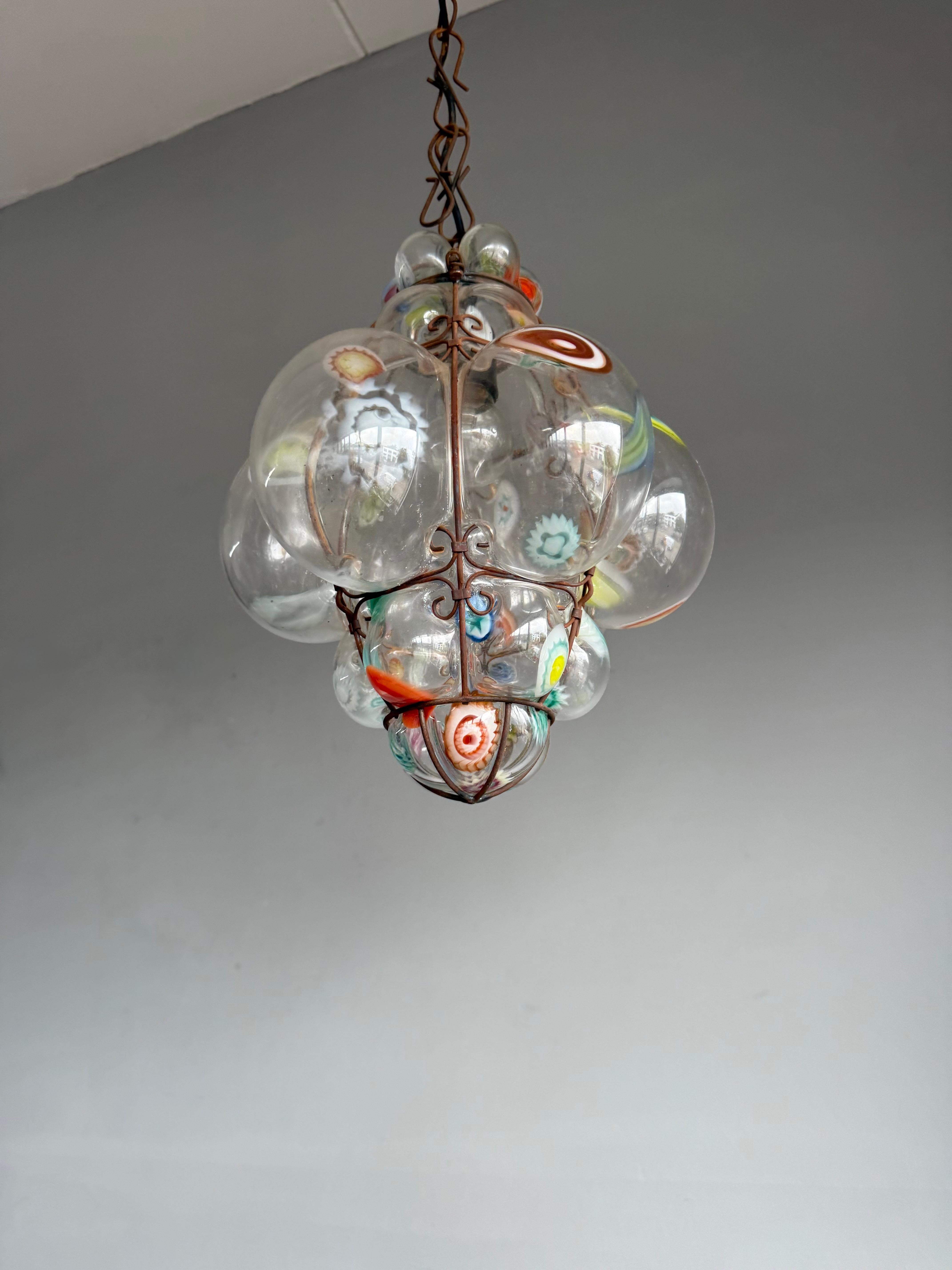 Vetro artistico Rara lampada a sospensione di Murano Millefiori in vetro soffiato a bocca con cornice Seguso in vendita