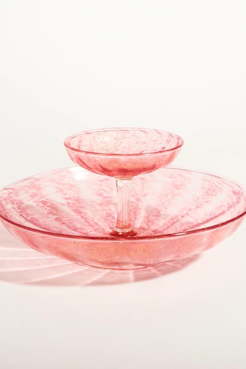 Rare set of two Venetian glass appetizer serving dishes, rose pink mottled pattern flecked with gold

Period: 1950s-1960s.

Condition: excellent.

Dimensions: 7