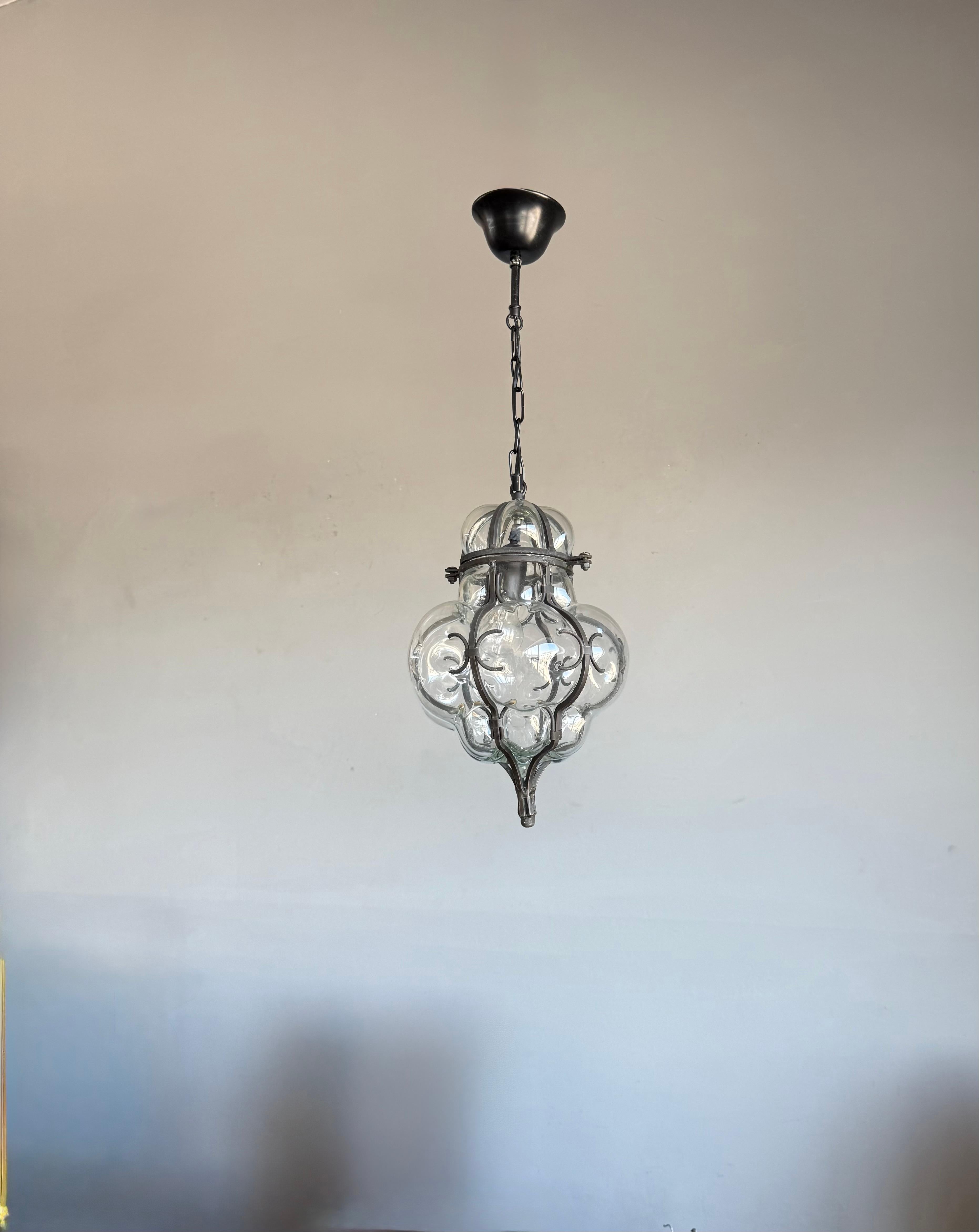 Seltene Hängeleuchte im venezianischen Stil aus mundgeblasenem, klarem Glas mit schmiedeeisernem Rahmen im Angebot 7