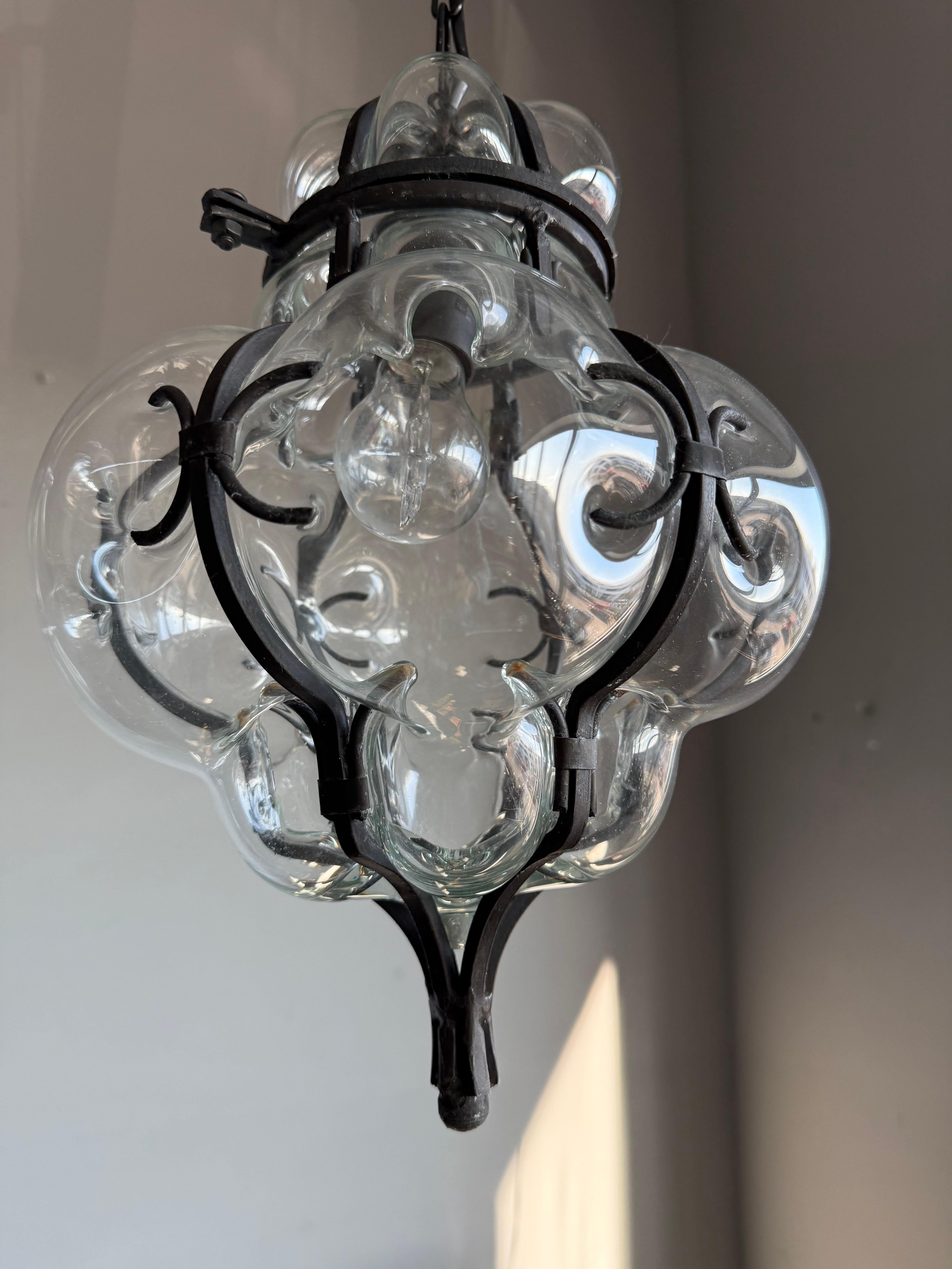 Seltene Hängeleuchte im venezianischen Stil aus mundgeblasenem, klarem Glas mit schmiedeeisernem Rahmen im Angebot 12