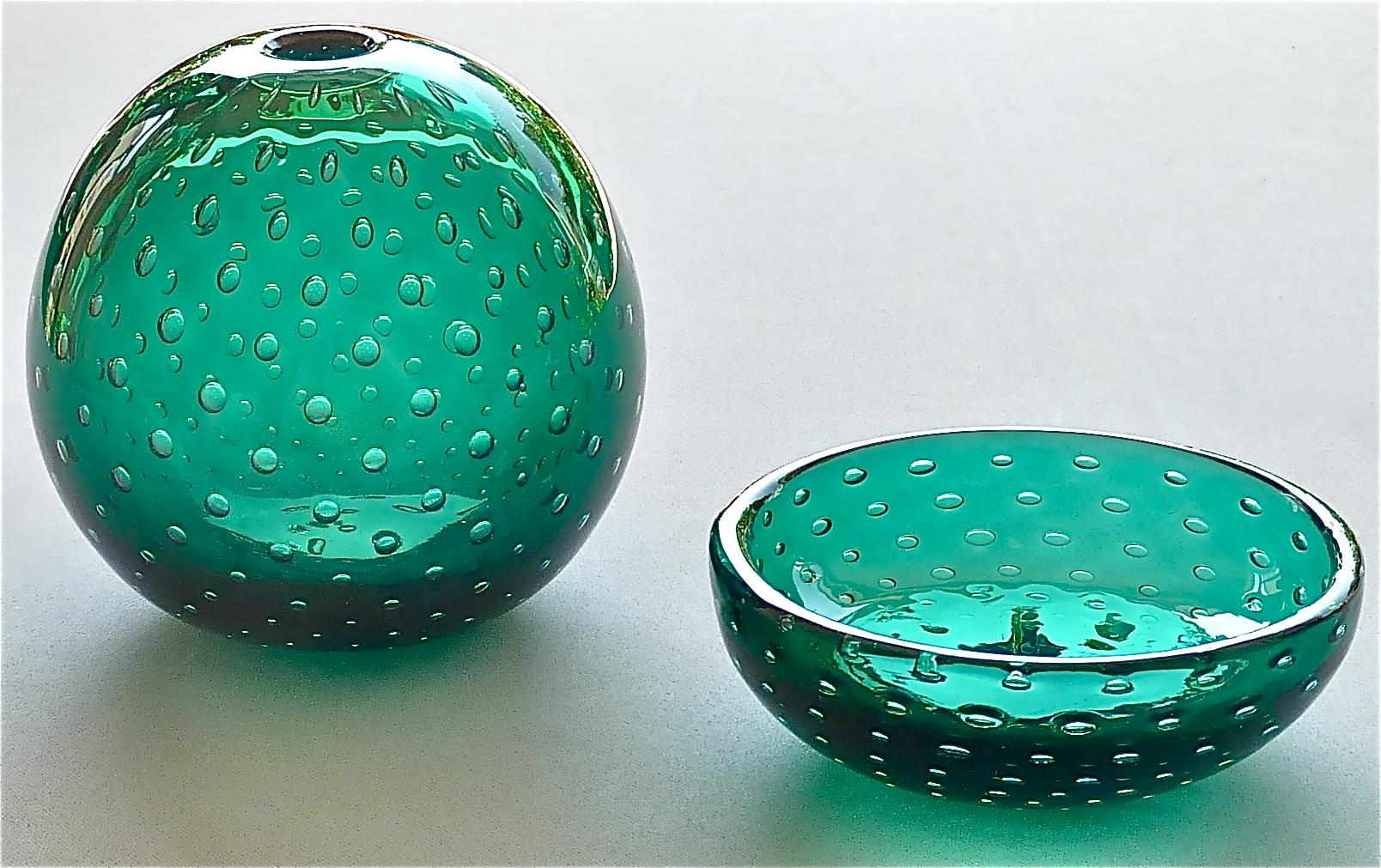 Very rare Venini Carlo Scarpa set of 3 Murano art glass pieces comprising :
1. one tourmaline green globe sphere murano art glass vase with regular controlled bubbles inside 