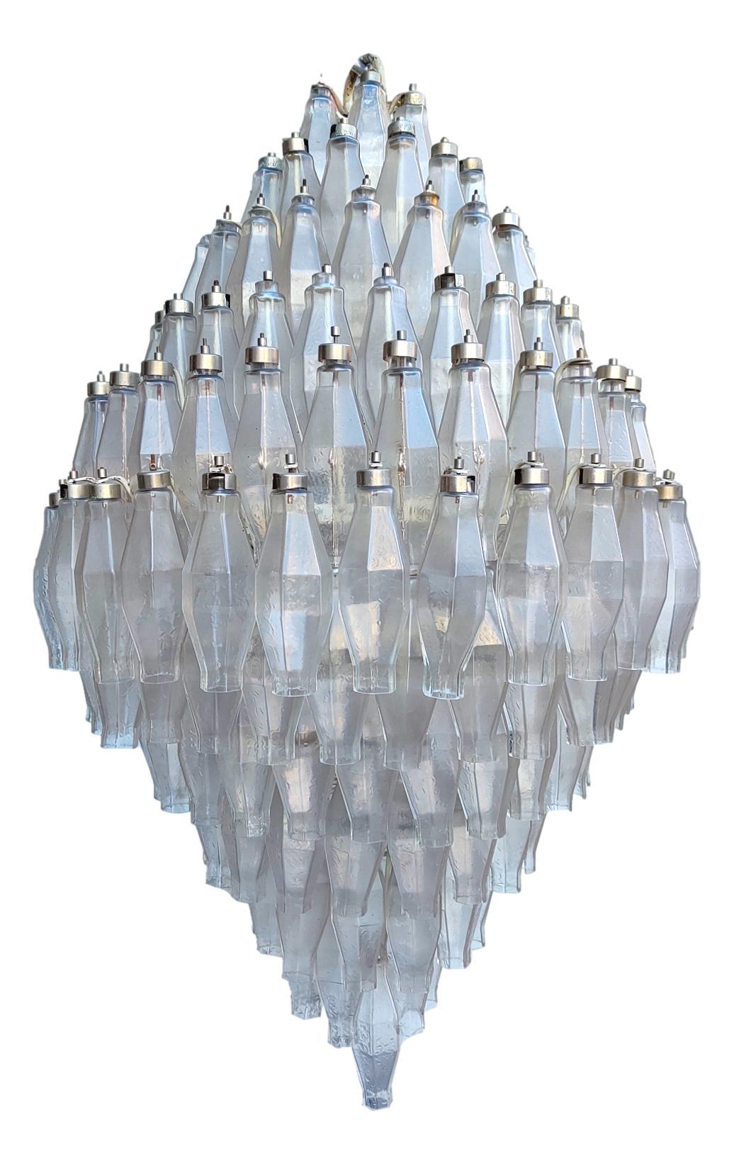 seltener riesiger und majestätischer kronleuchter von venini, design carlo scarpa, hergestellt aus 205 poliedri durchsichtigen gläsern, mit 19 glühbirnenfassungen
Höhe 1 Meter, Durchmesser cm 70.
kein verlorener Poliedri, nur einige Caps, als