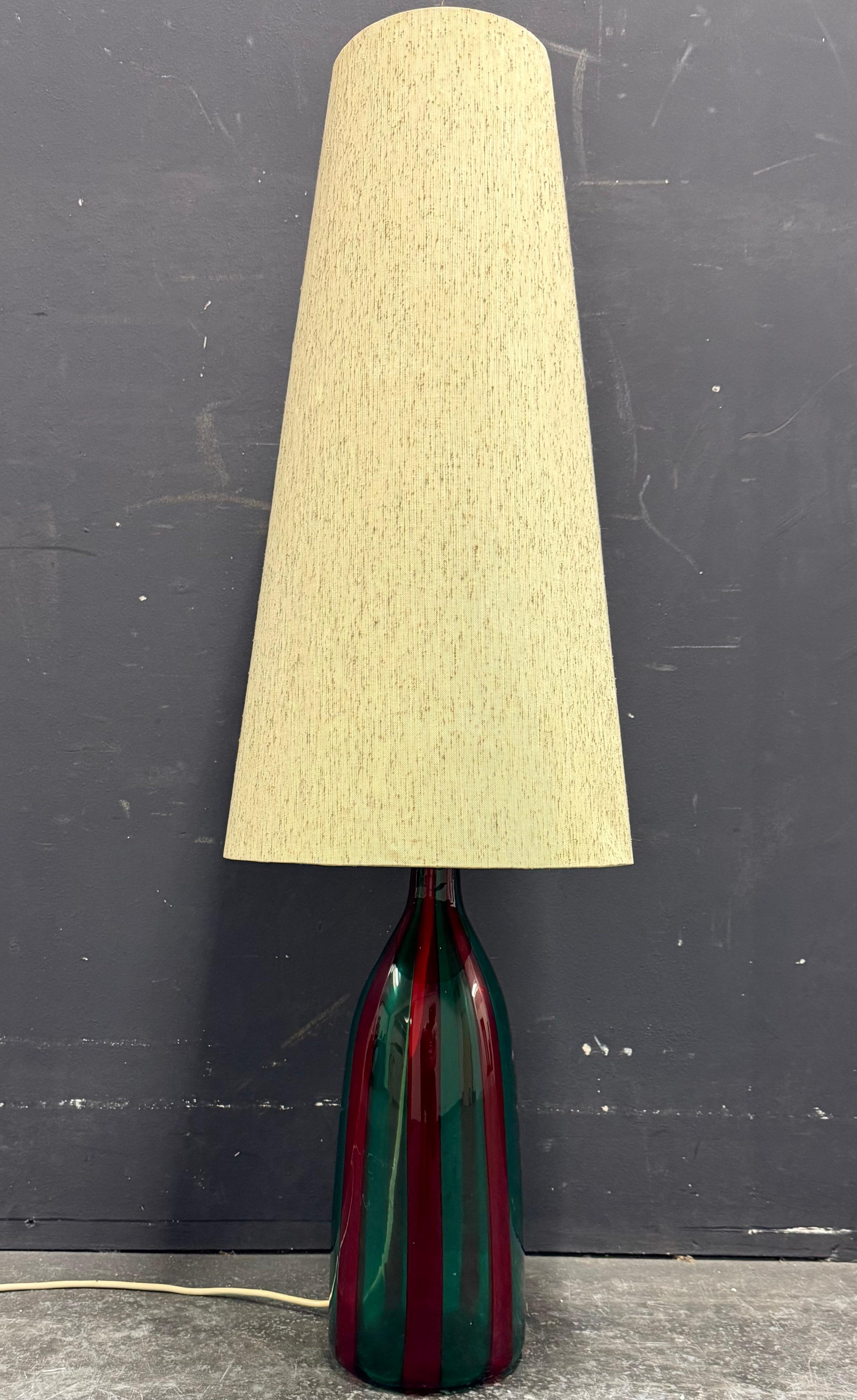 sehr seltene und elegante venini tischlampe von fulvio bianconi. signiert mit venini label und 3-zeiligem säurestempel.