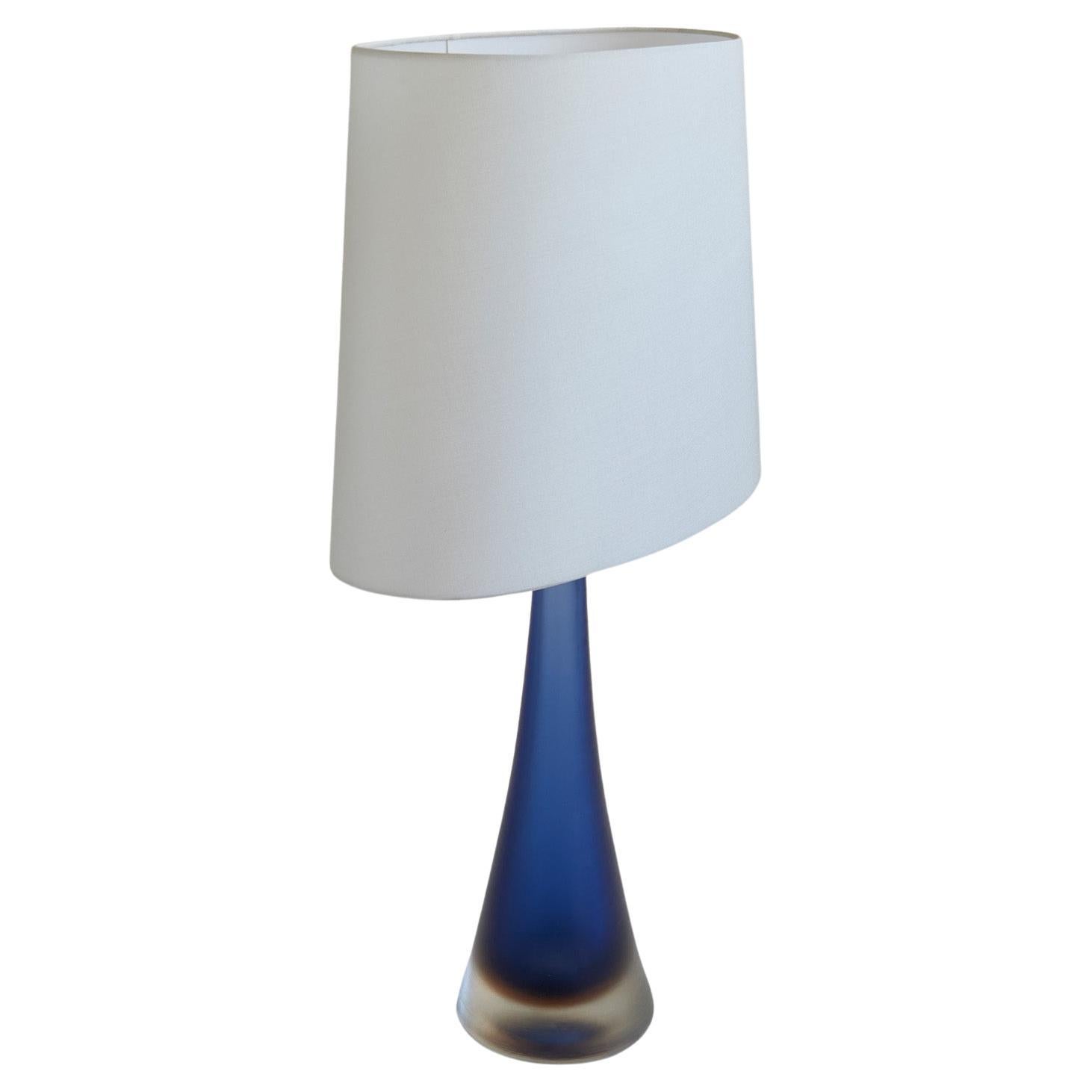 Rare Venini Table Lamp – Inciso, Sommerso, Pesante – Italy, 1950

This lamp is a beautiful example of Venini's signature elegance and sublime craftsmanship.

Designed directly by Paolo Venini, it features classic colors of blue and brown with a