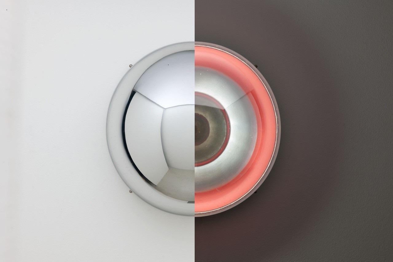 Rare original vintage pair of 'Spion' (Spy) lamps / light-objects designed by Danish designer Verner Panton in 1971 made by the original manufacturer Louis Poulsen, as labeled, in all original condition.

The Spion (spy) lamp consists of a circular