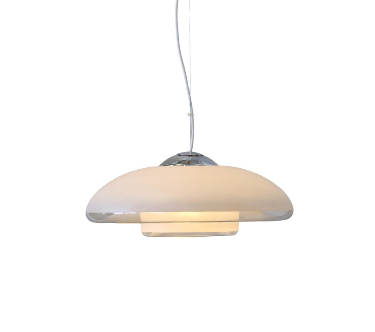 Eine sehr ungewöhnliche Deckenleuchte, entworfen von Verner Panton für Louis Poulsen. Das Lampenmodell wurde aufgrund der Schwierigkeiten bei der Herstellung des Glases und der Zerbrechlichkeit des Objekts nur in sehr geringen Stückzahlen