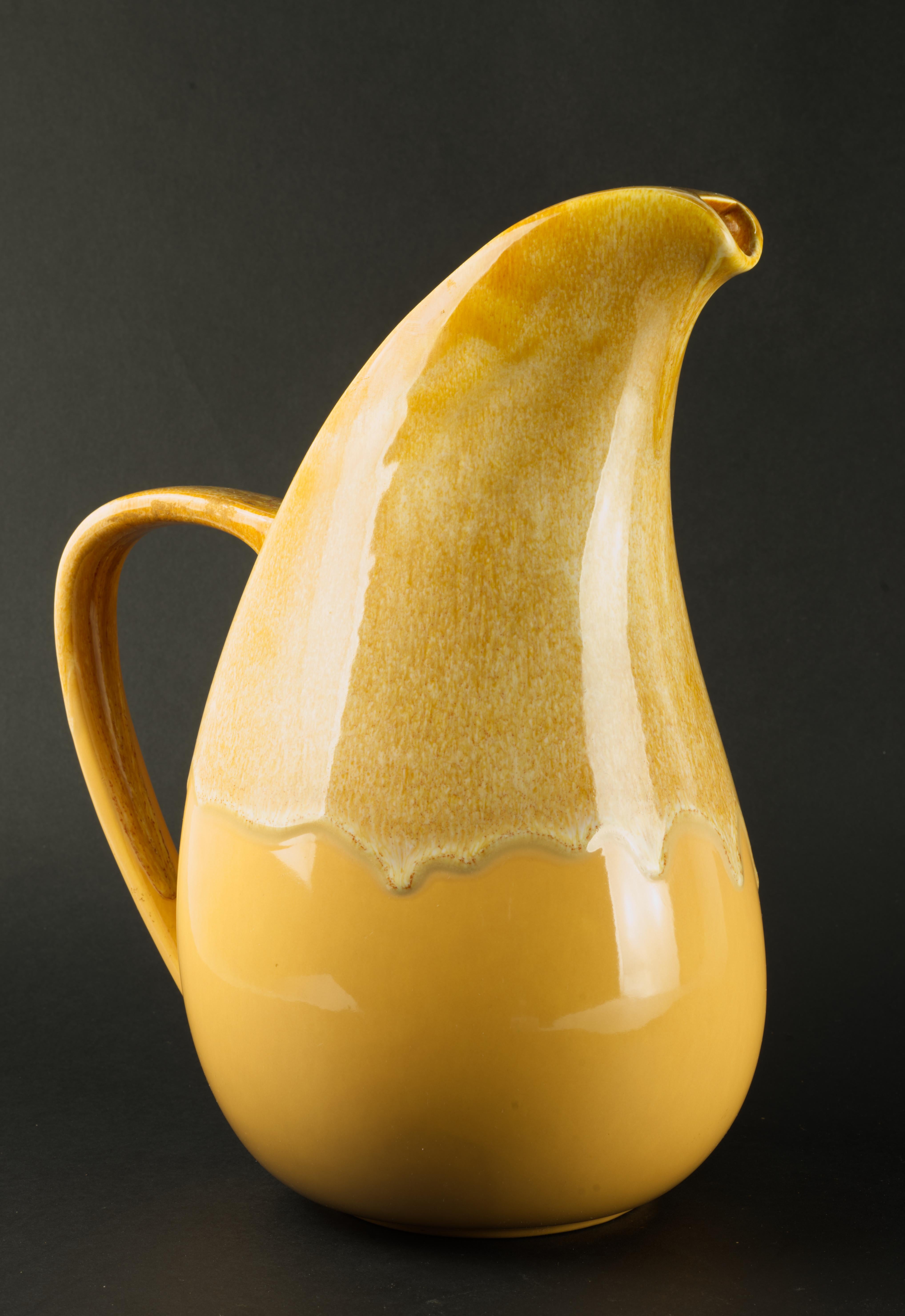 
Der große Keramikkrug von Vernonware wurde in den 1950er Jahren von Vernon Kilns in Kalifornien hergestellt. Der Krug ist in der Form San Marino - Wasserkrug mit Eislippe - gefertigt und mit Glasur im California Heritage-Muster dekoriert, einer