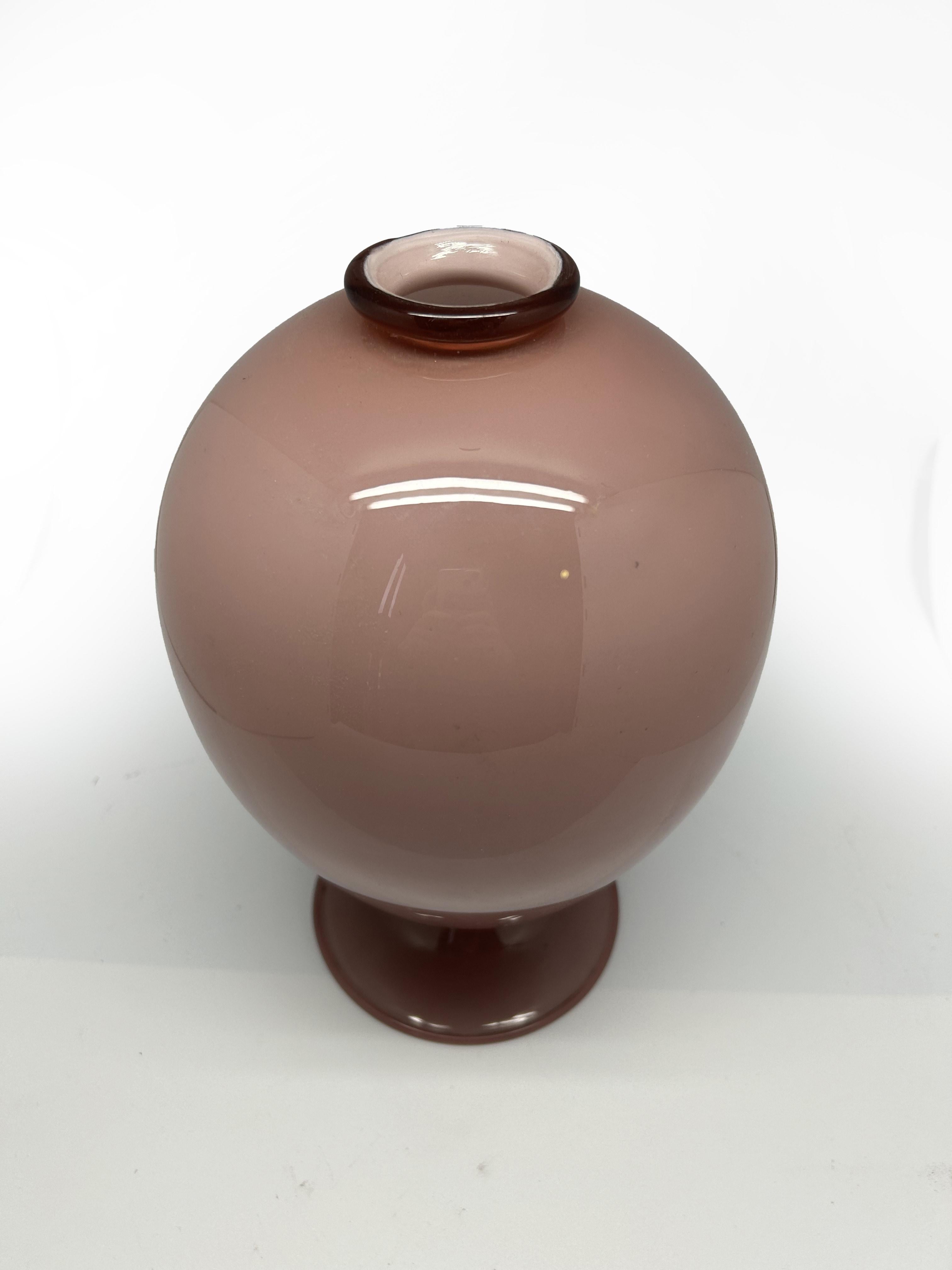 Vase Veronese en verre soufflé rose par Vittorio Zecchin – Murano, 1921

Ce sublime vase Veronese en verre soufflé rose, créé en 1921 par le maître verrier Vittorio Zecchin, est une pièce emblématique de l’atelier Venini. Son design s’inspire d’une