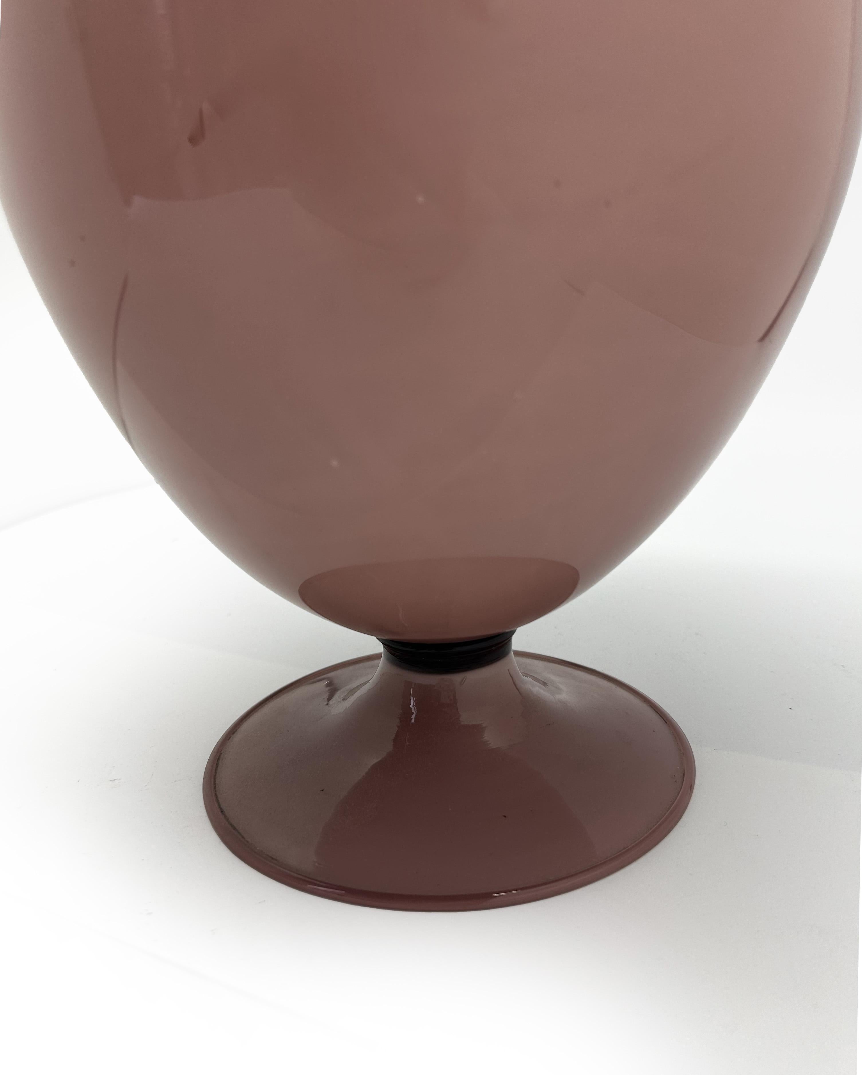 Italian Vase Veronese en verre soufflé rose par Vittorio Zecchin – Murano, 1921 For Sale