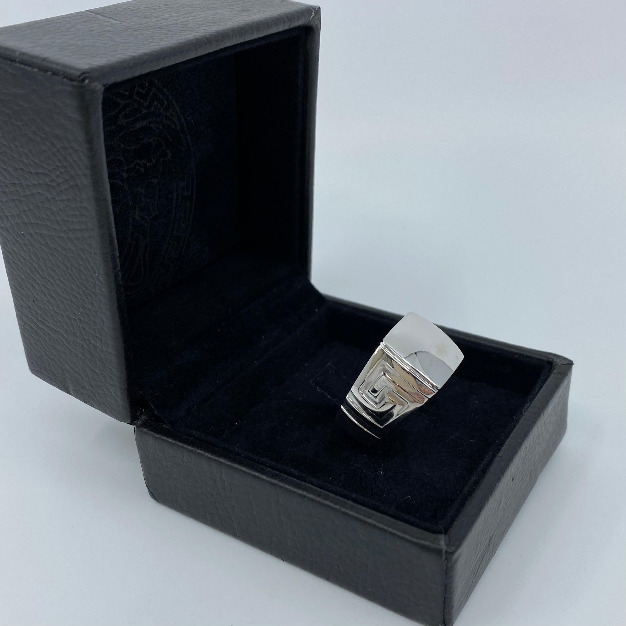 Seltener Versace 18 Karat Weißgold Signet Kuppel Griechischer Schlüssel Herrenring 8